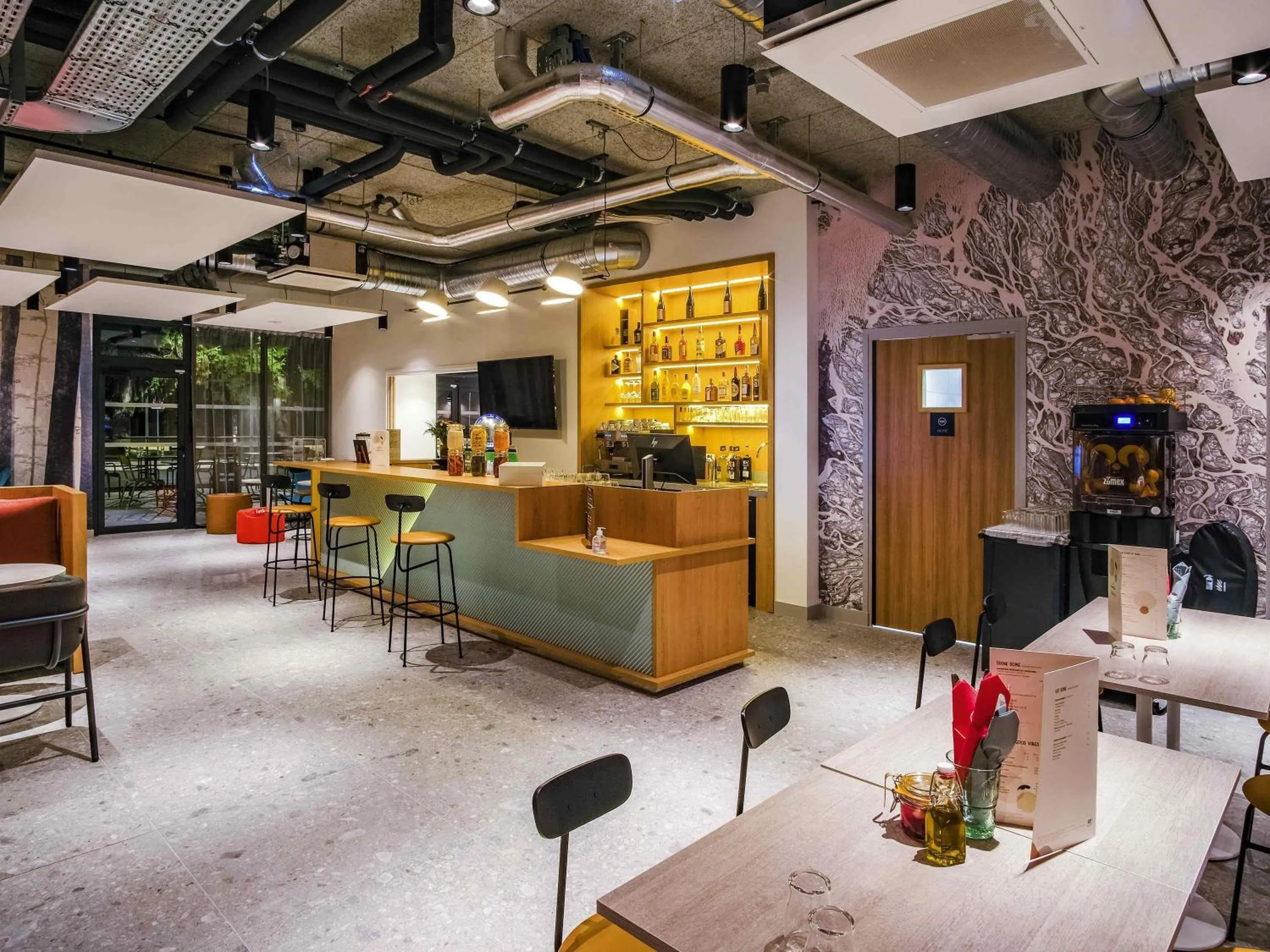Lounge or bar in ibis Styles Albertville