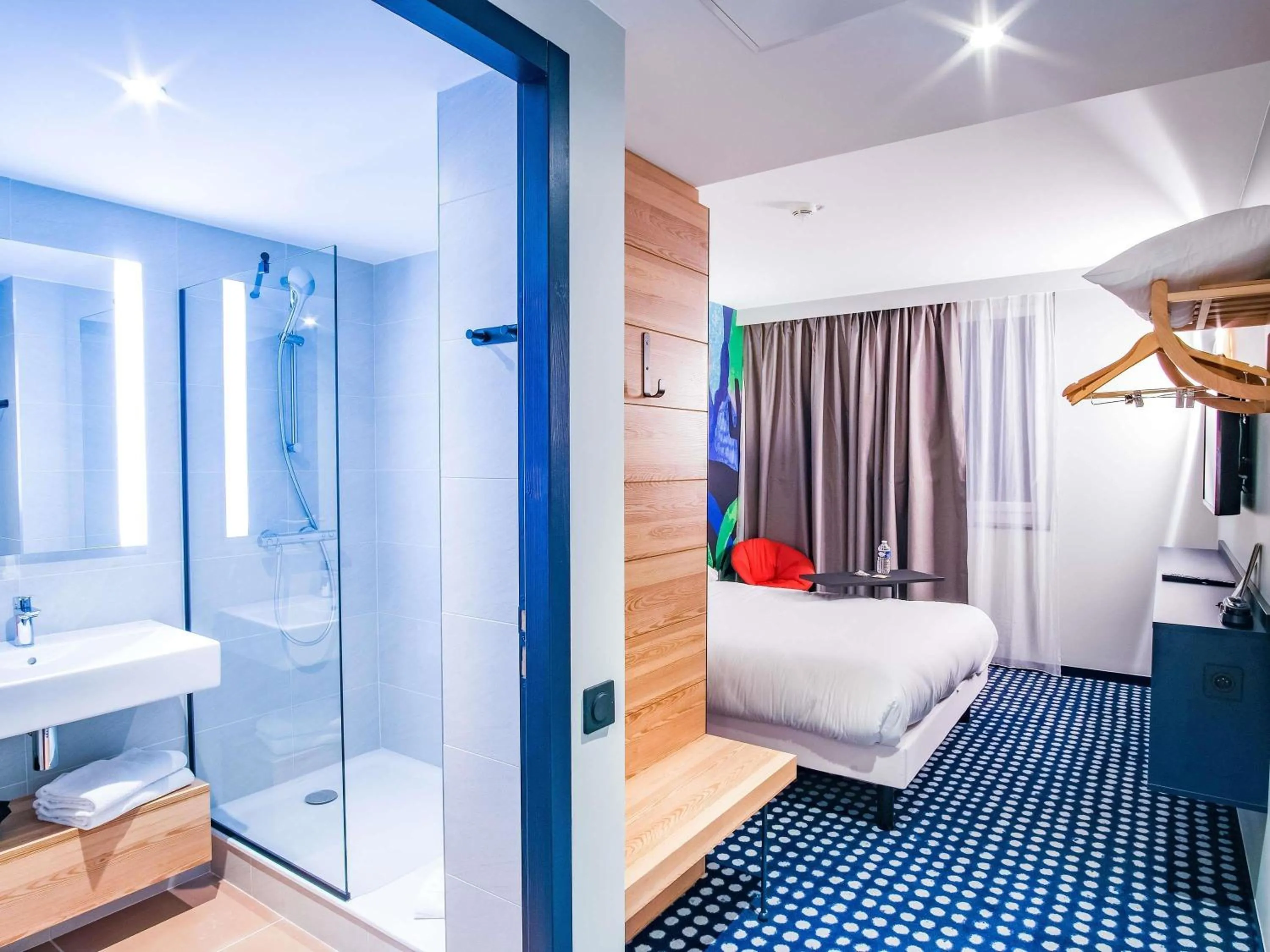 Property building, Bed in ibis Styles Albertville