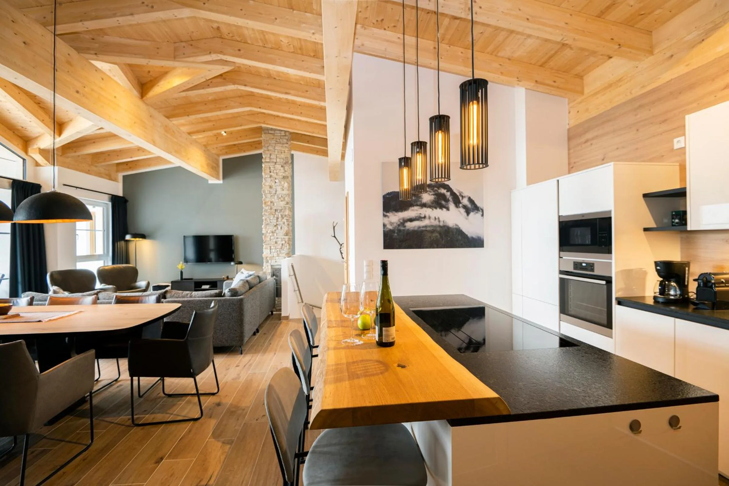 Lounge or bar in AlpenParks Hotel & Apartment Alpendorf