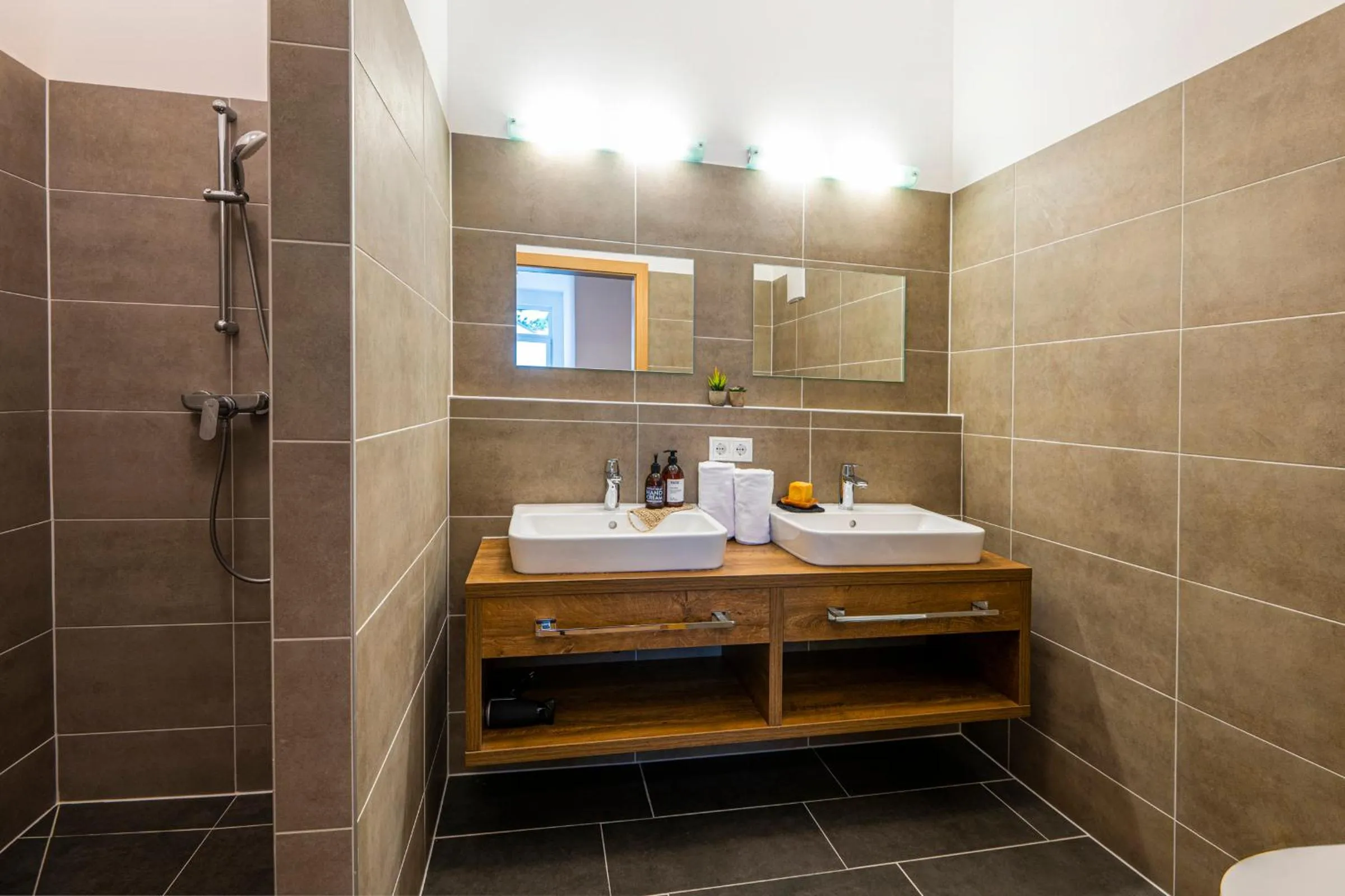 Bathroom in AlpenParks Hotel & Apartment Alpendorf