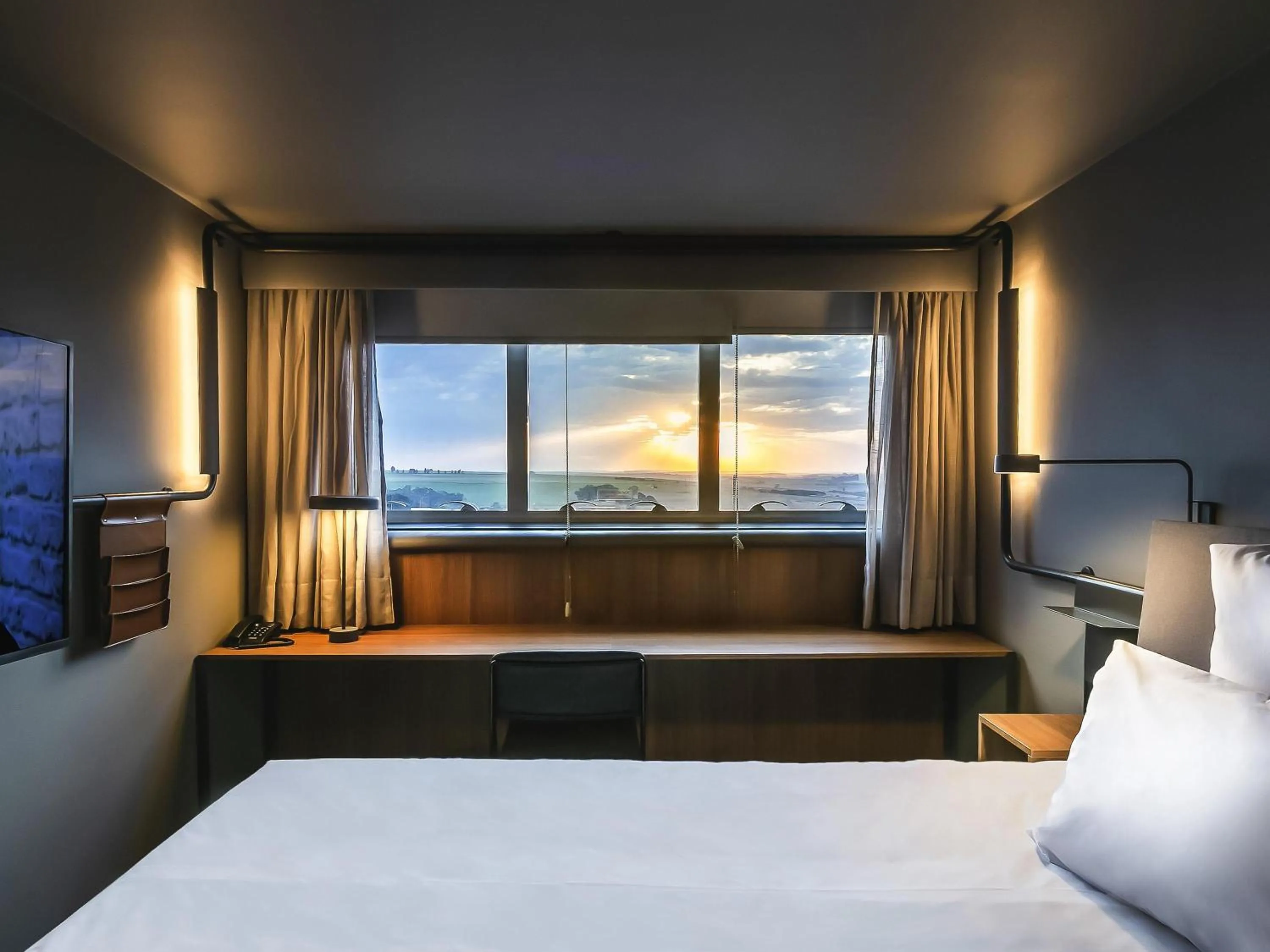 Property building, Bed in Novotel Lencois Paulista