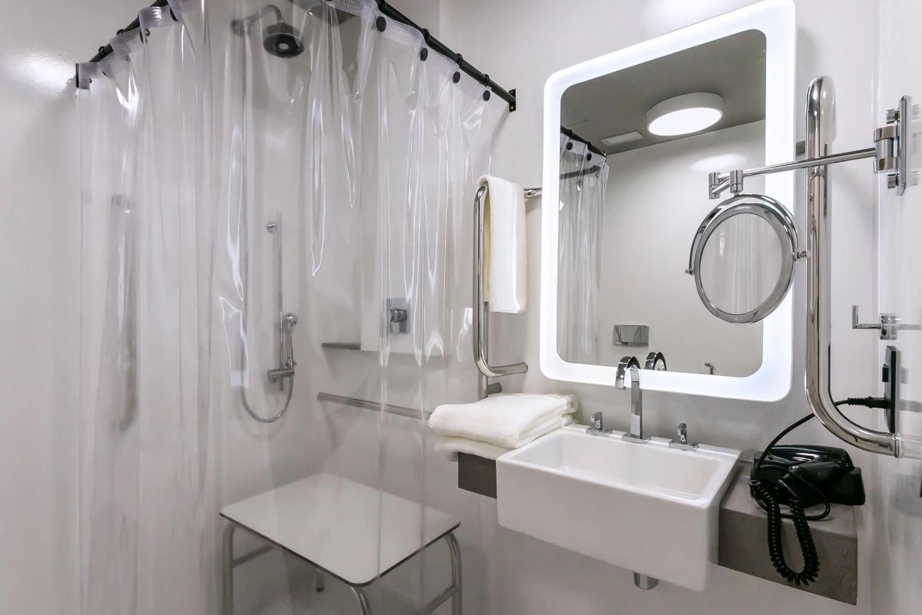 Shower in Novotel Lencois Paulista