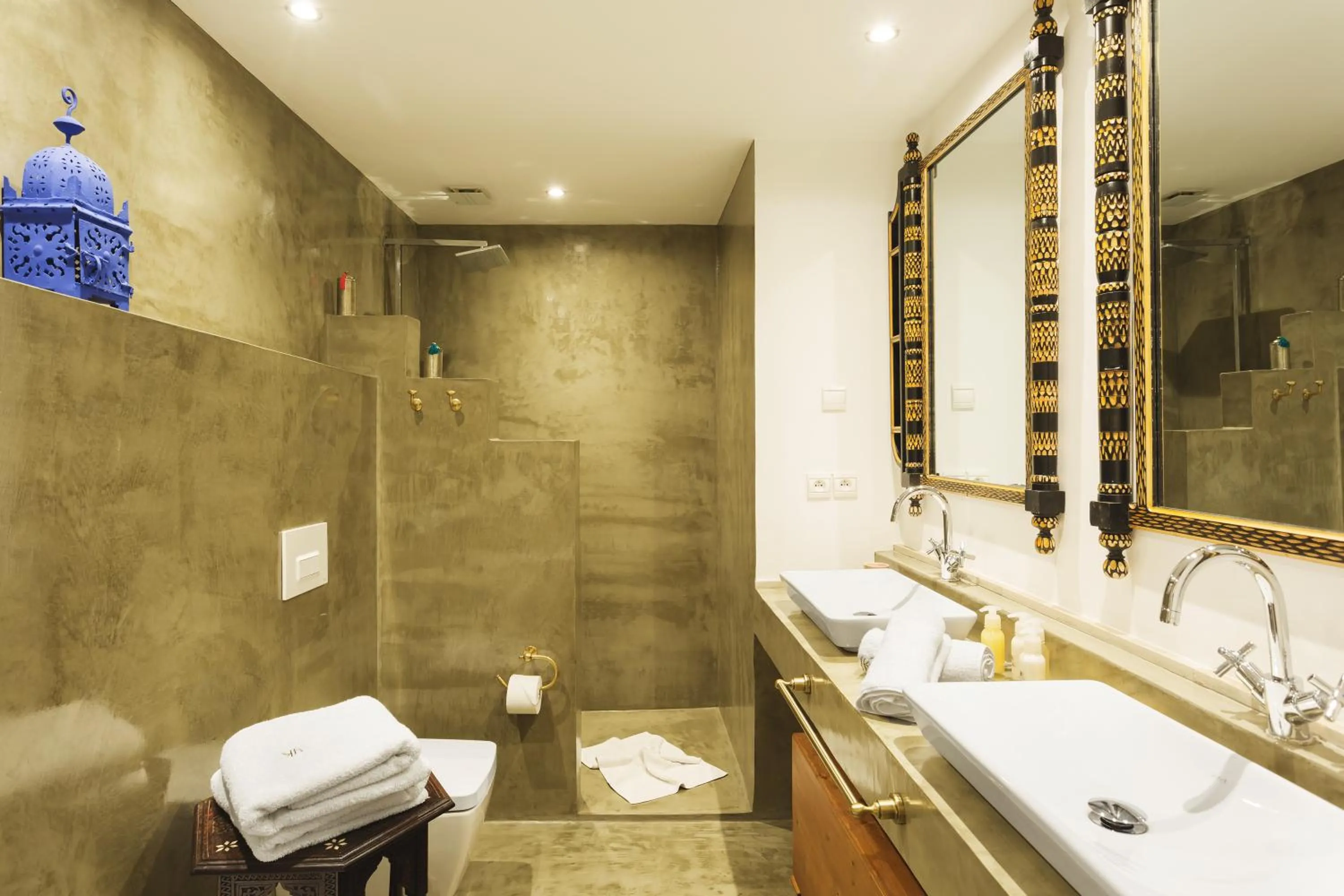 Bathroom in Palais Khum