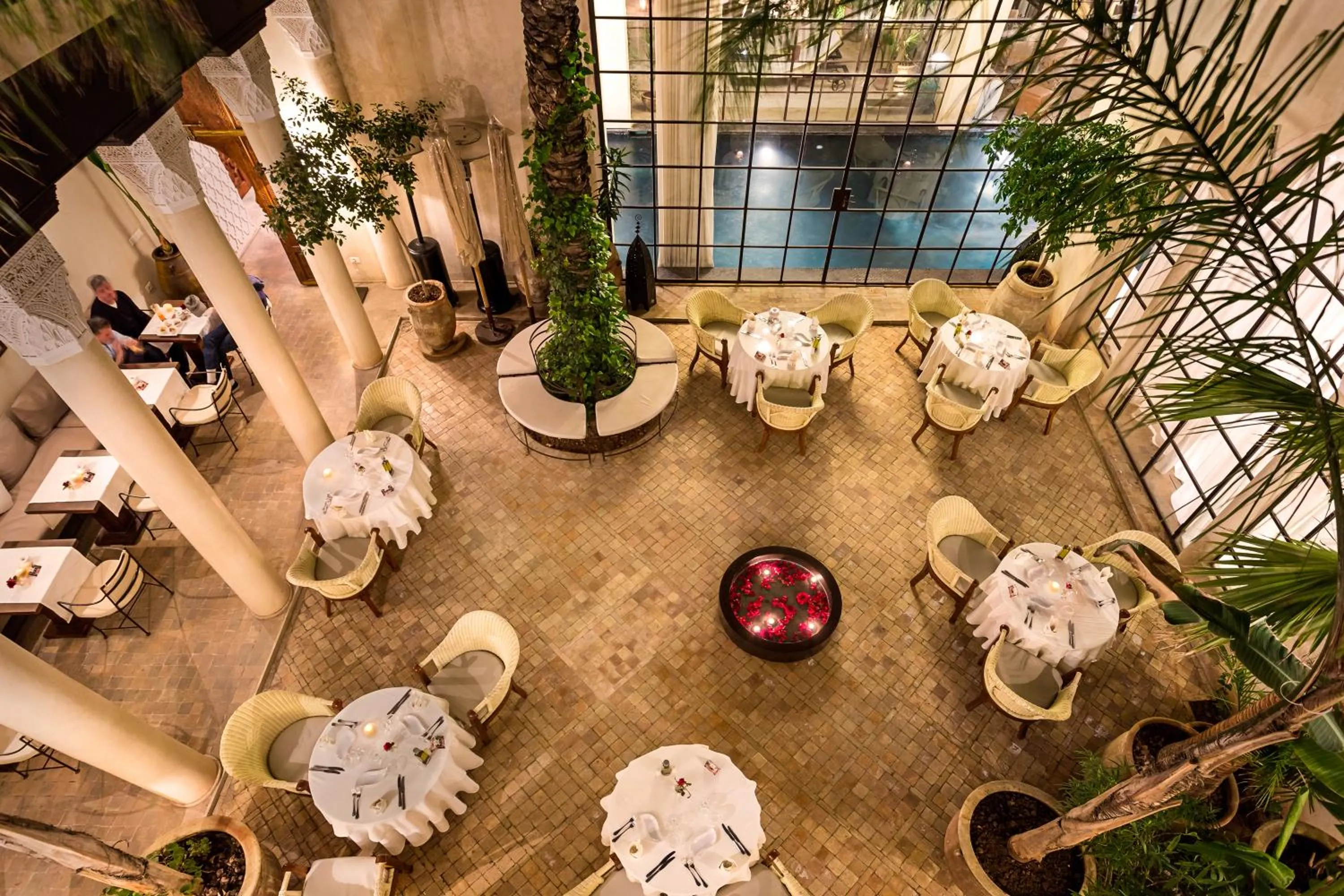 Restaurant/places to eat in Palais Khum