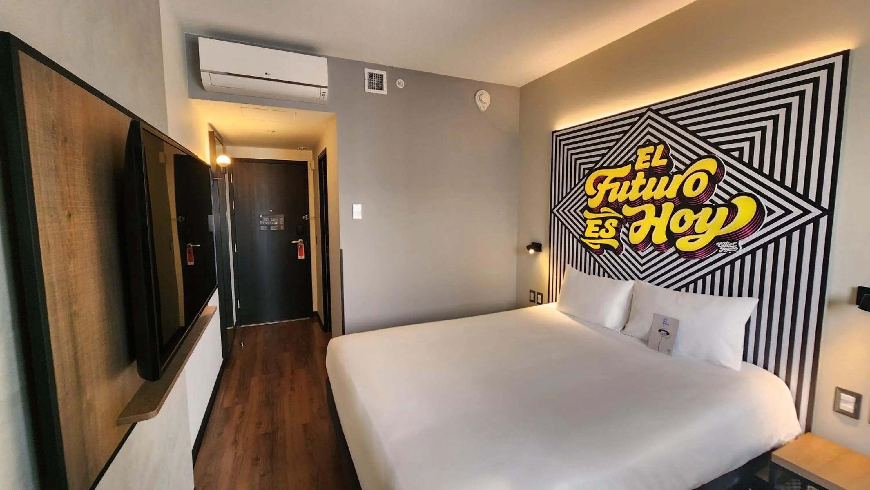 Photo of the whole room, Bed in ibis styles Lima San Isidro