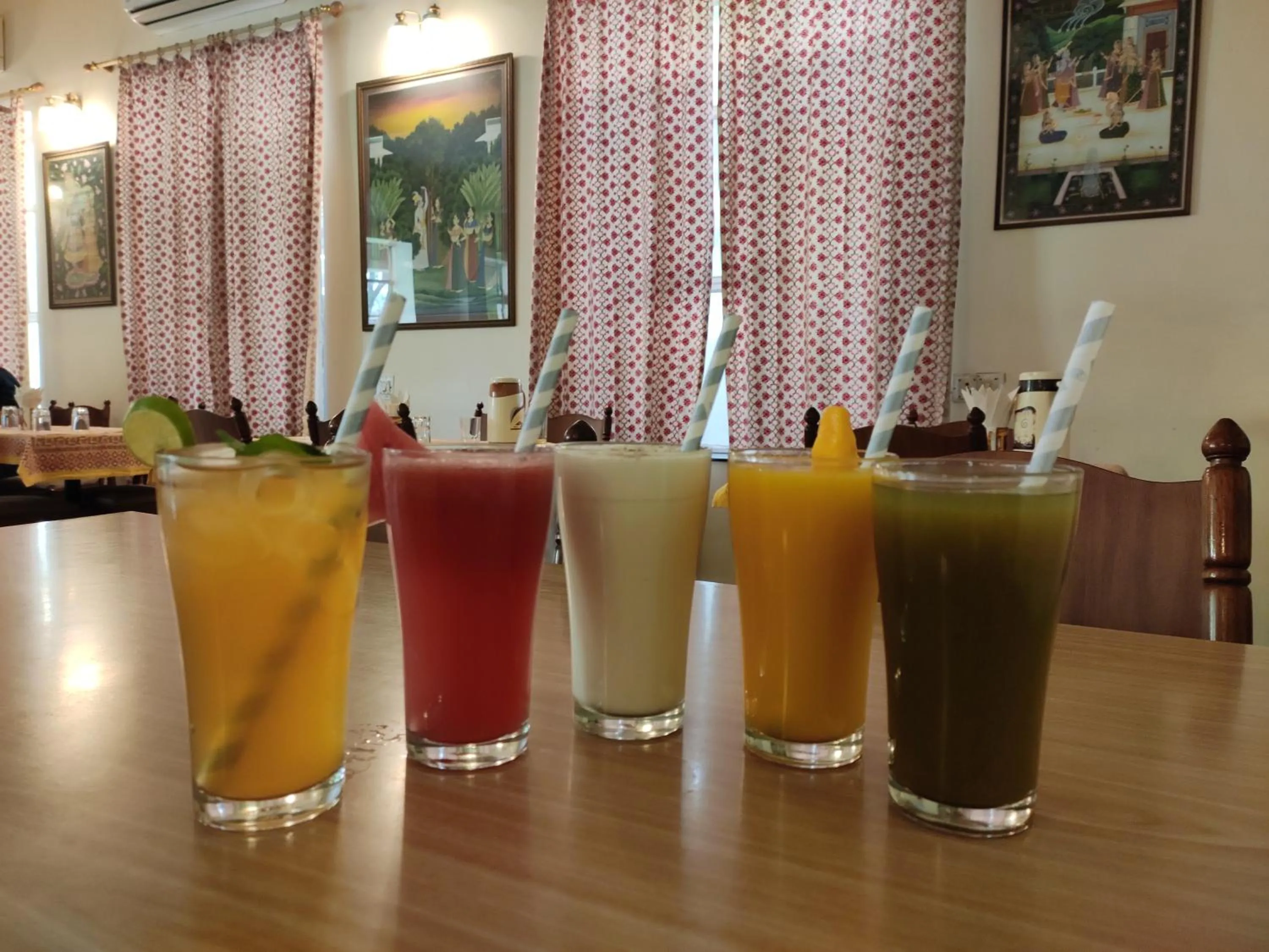 Food and drinks in Hotel Arya Niwas