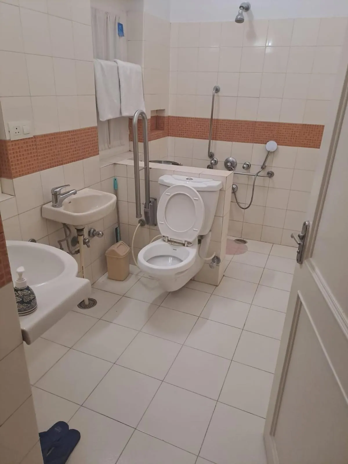 Toilet in Hotel Arya Niwas