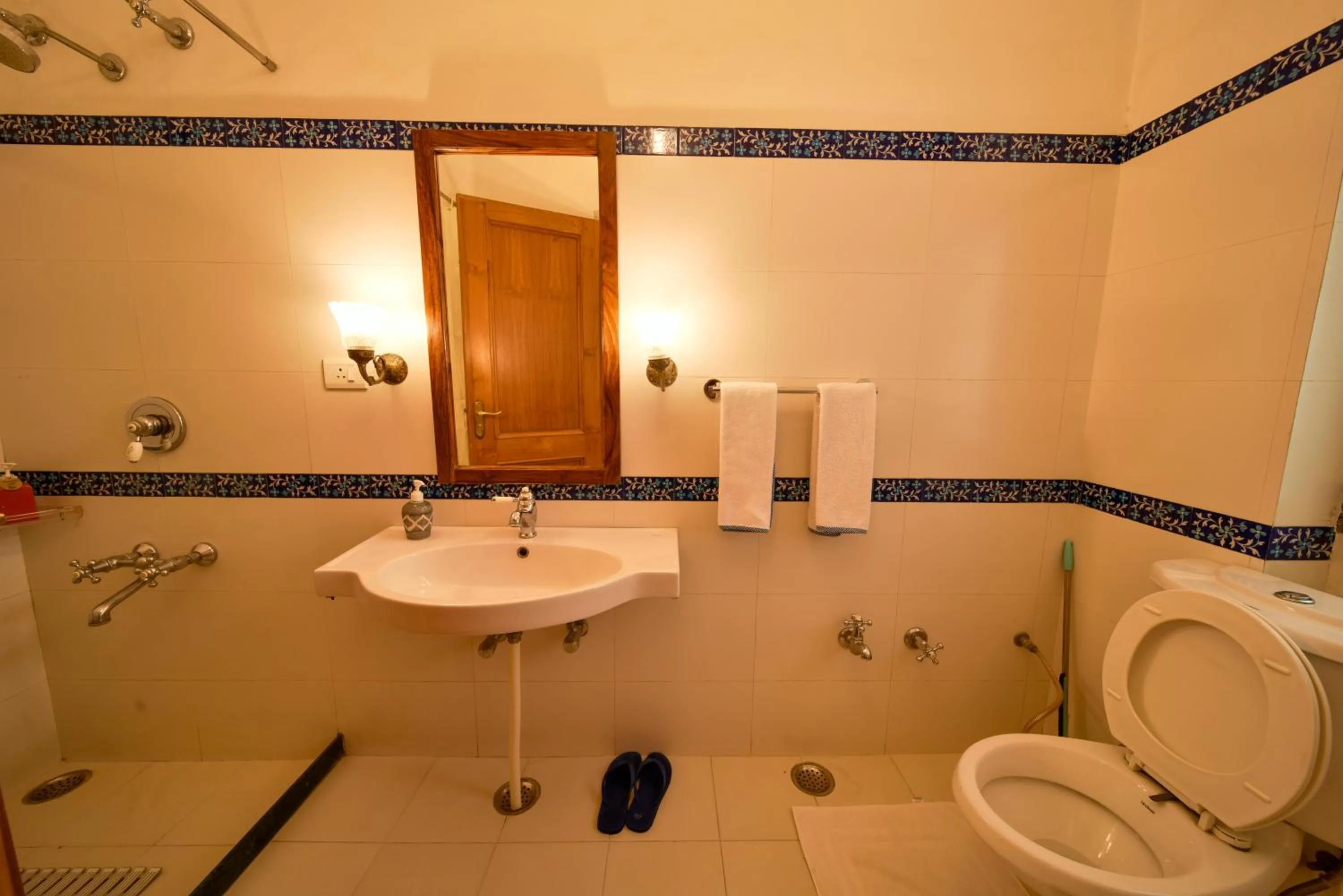 Bathroom in Hotel Arya Niwas