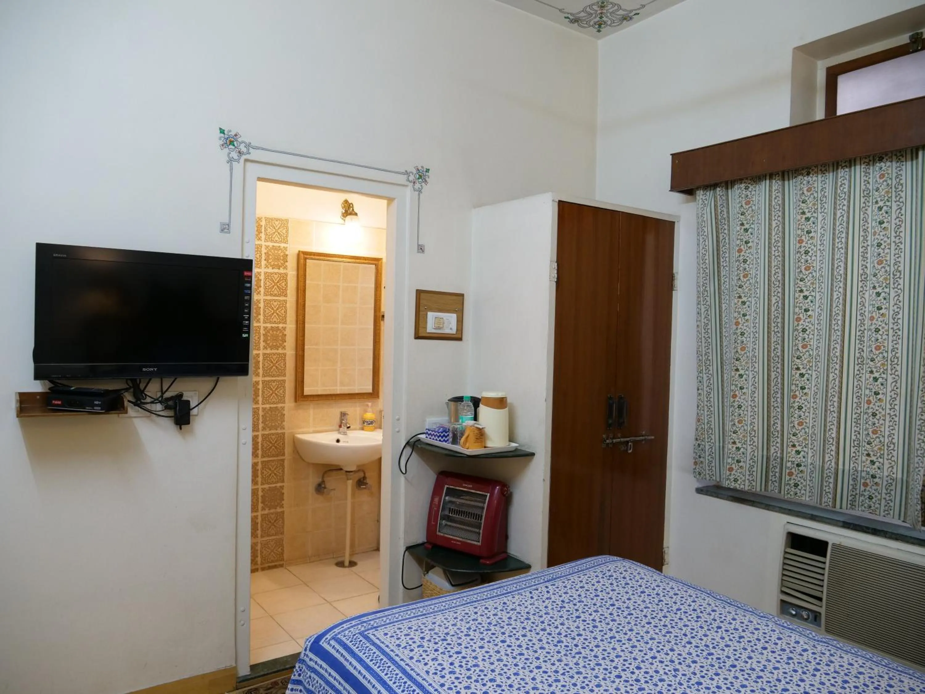 Bathroom, Bed in Hotel Arya Niwas