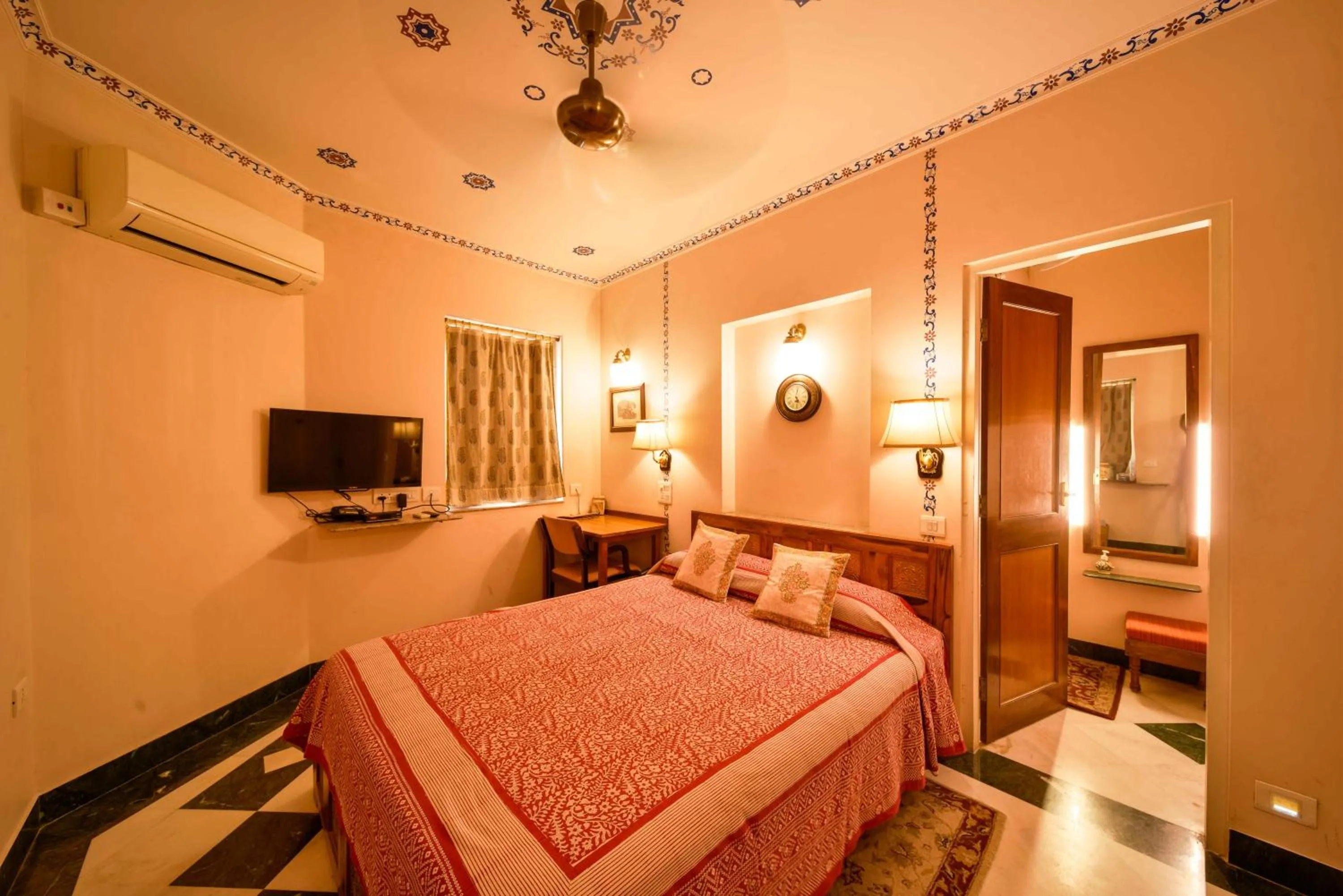 Bedroom, Bed in Hotel Arya Niwas