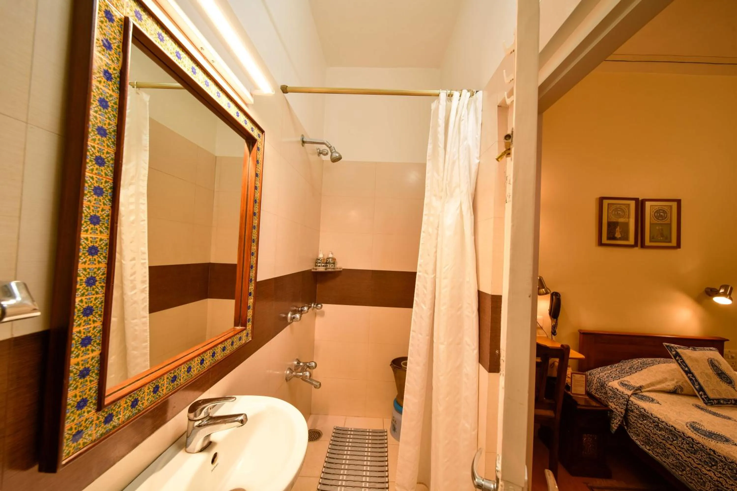 Bathroom, Bed in Hotel Arya Niwas