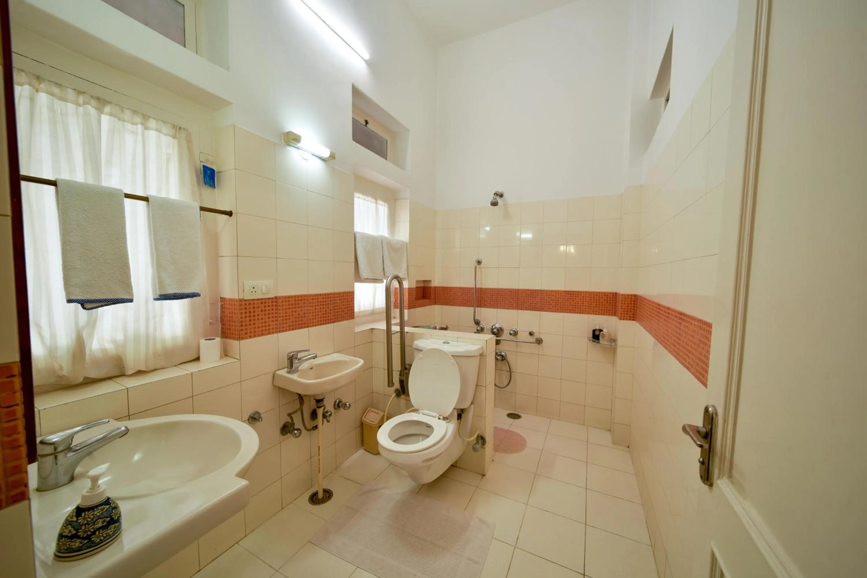 Bathroom in Hotel Arya Niwas