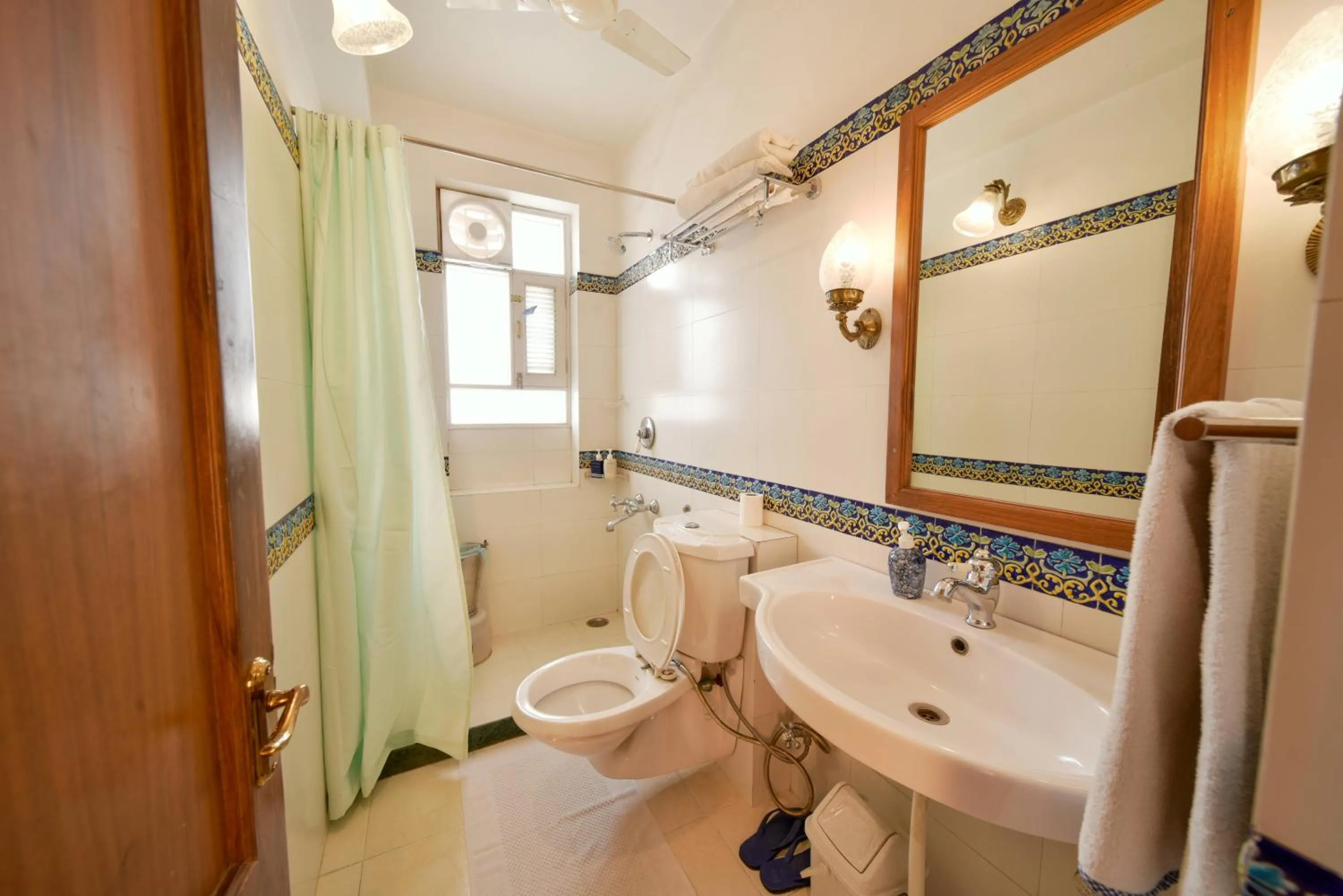 Shower in Hotel Arya Niwas