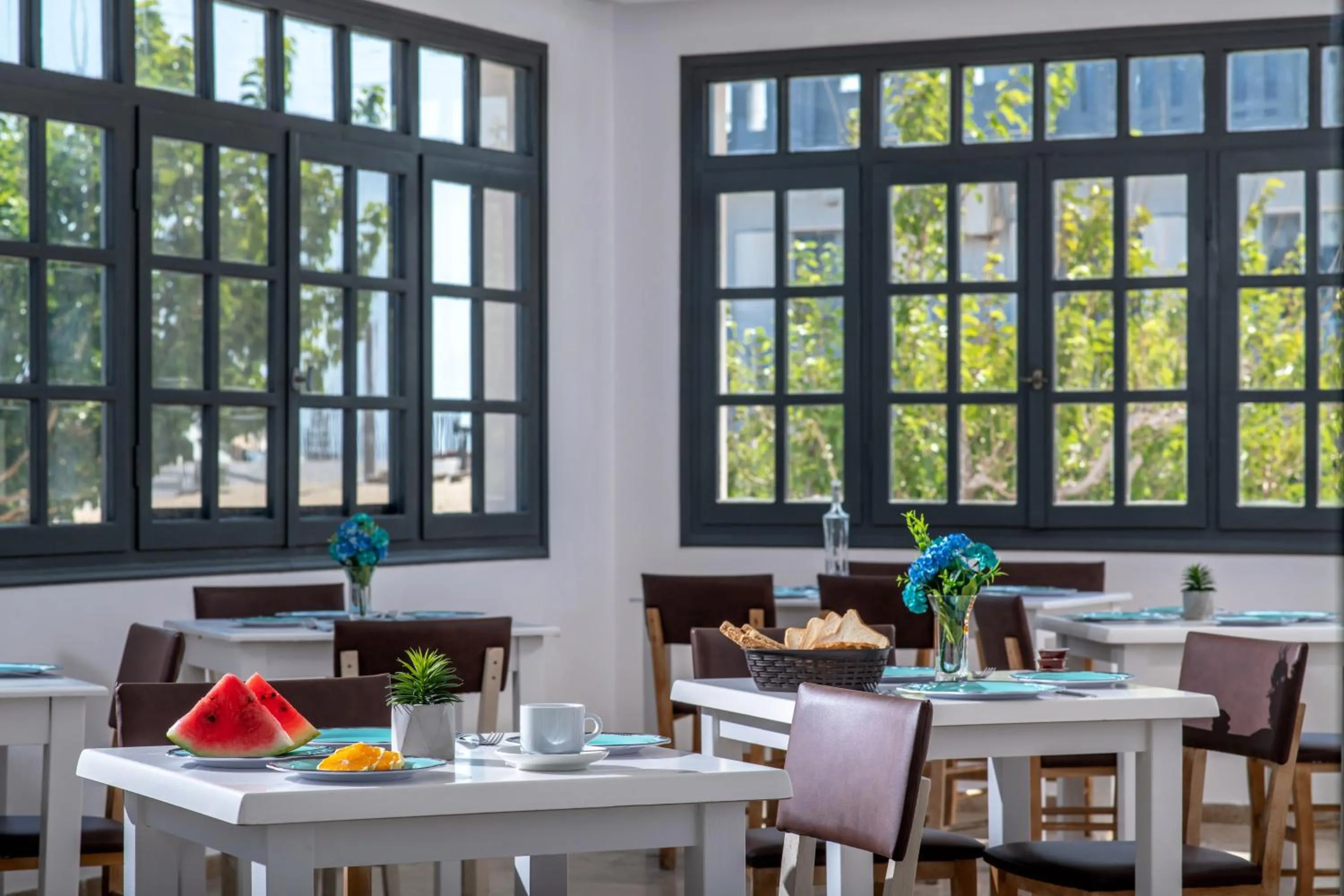 Restaurant/places to eat in Anemos Inn by Estia