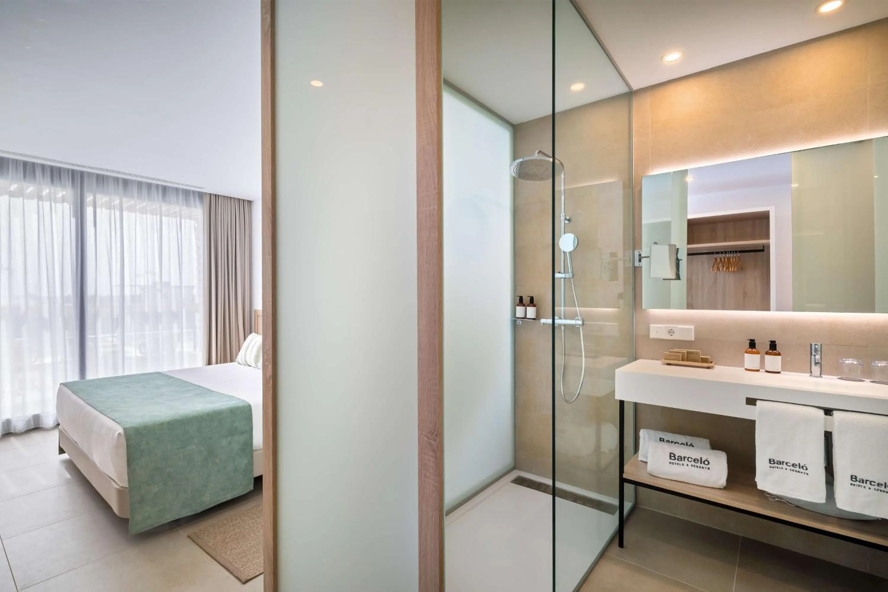 Photo of the whole room, Bed in Barceló Nura