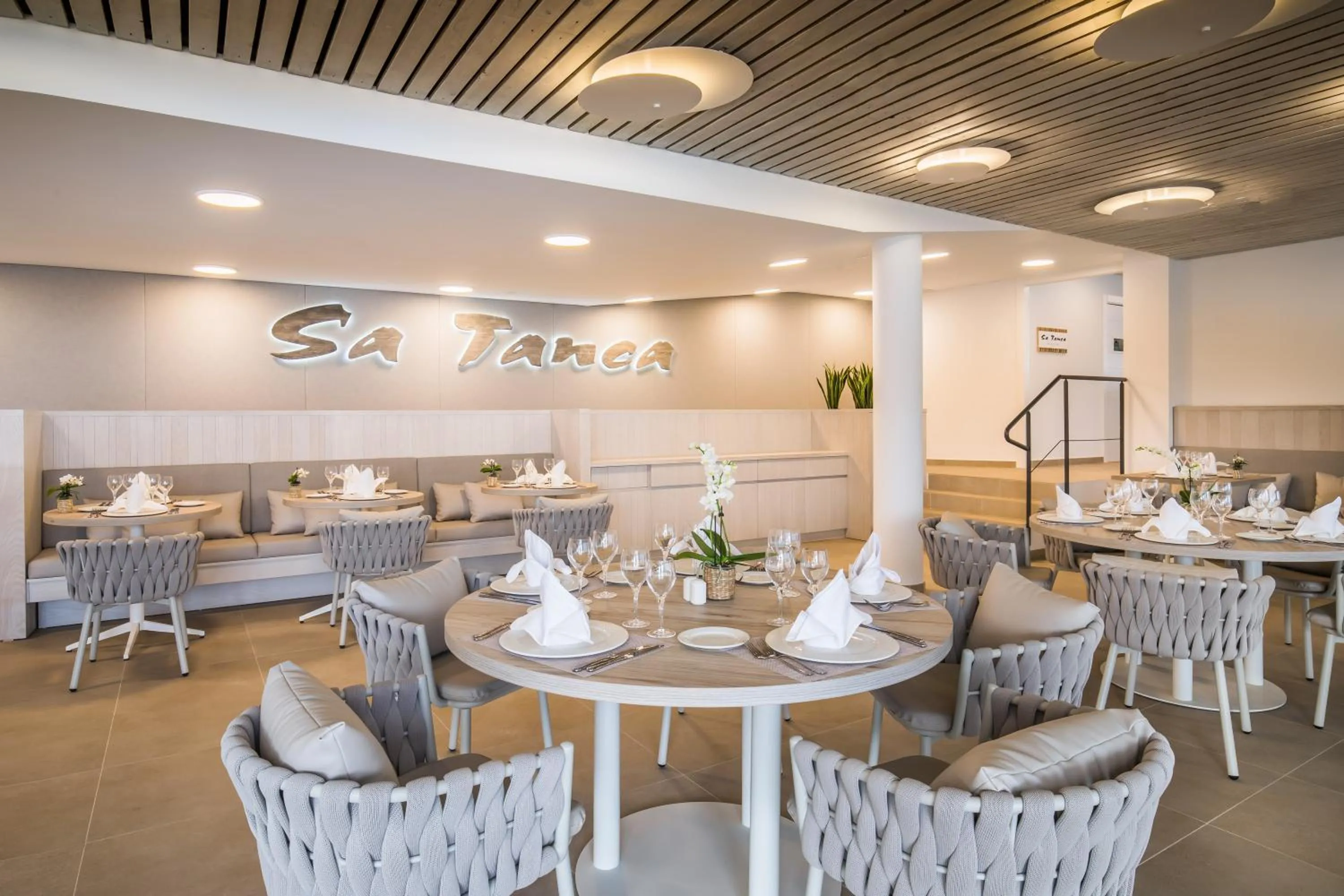 Restaurant/places to eat in Barceló Nura