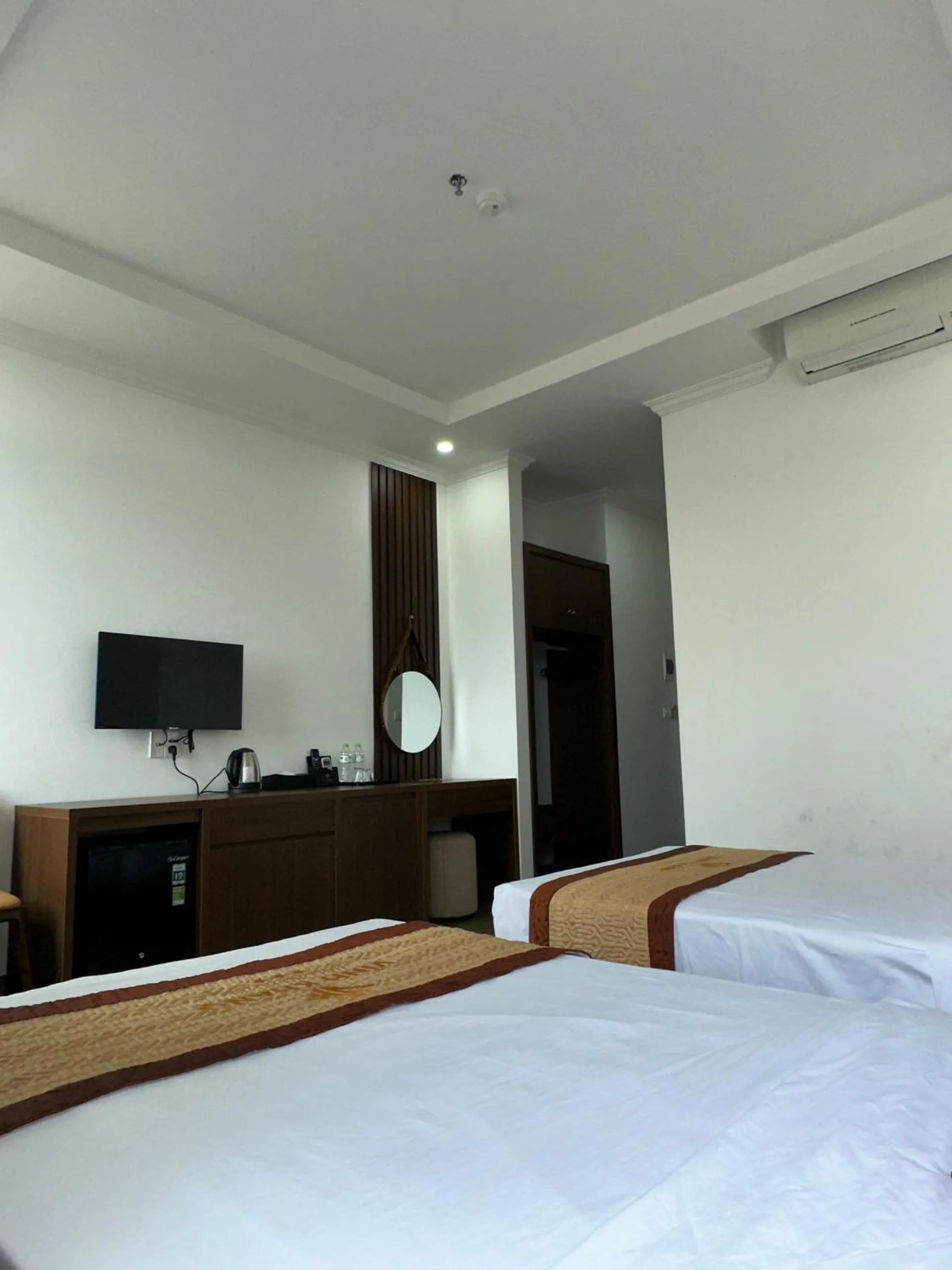 Photo of the whole room, Bed in VĨNH KHANG HẠ LONG HOTEL