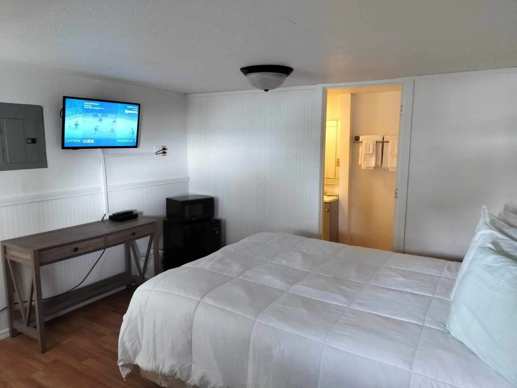 Bedroom, Bed in Oceanside Ocean Front Cabins