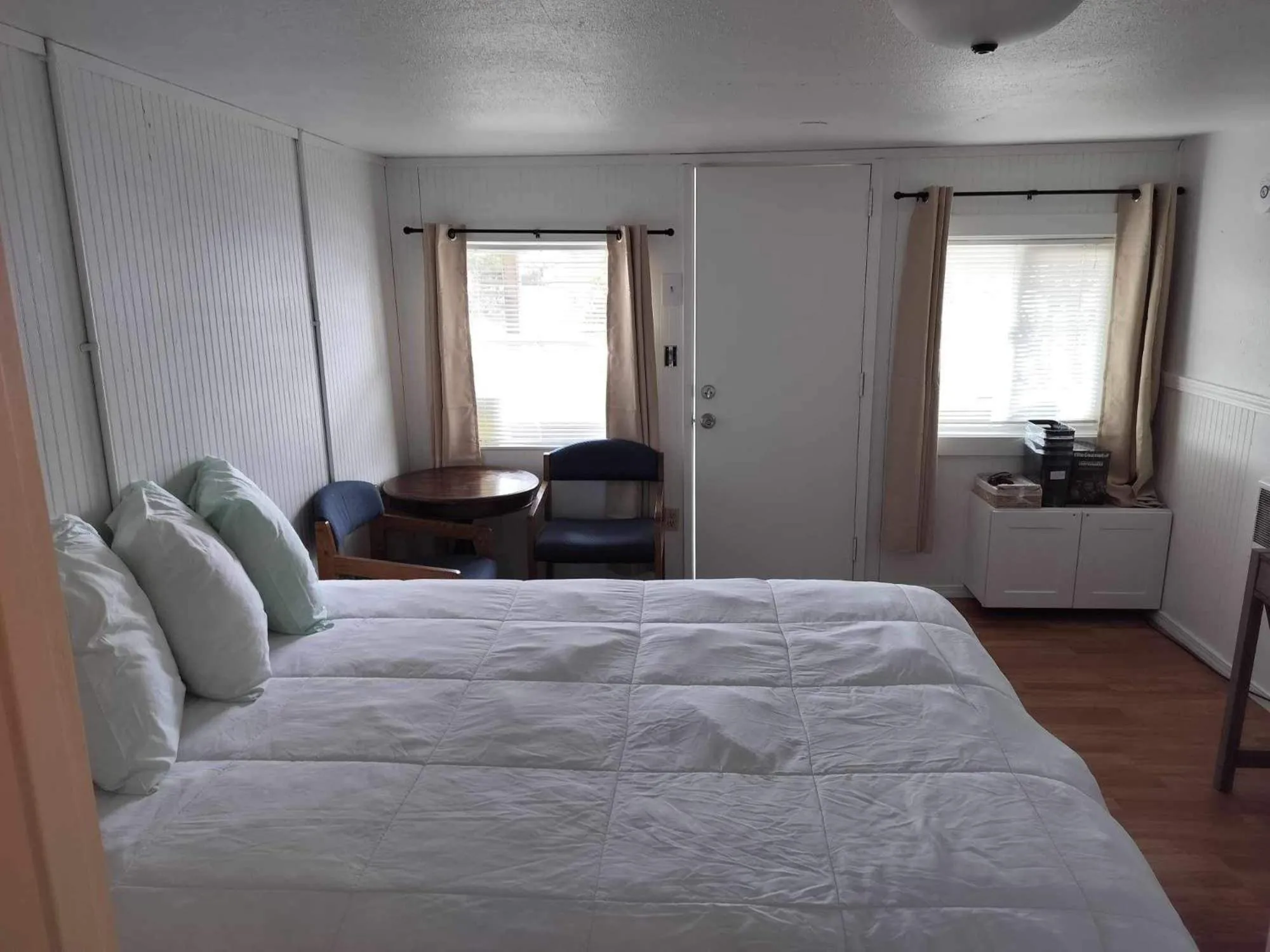 Bedroom, Bed in Oceanside Ocean Front Cabins
