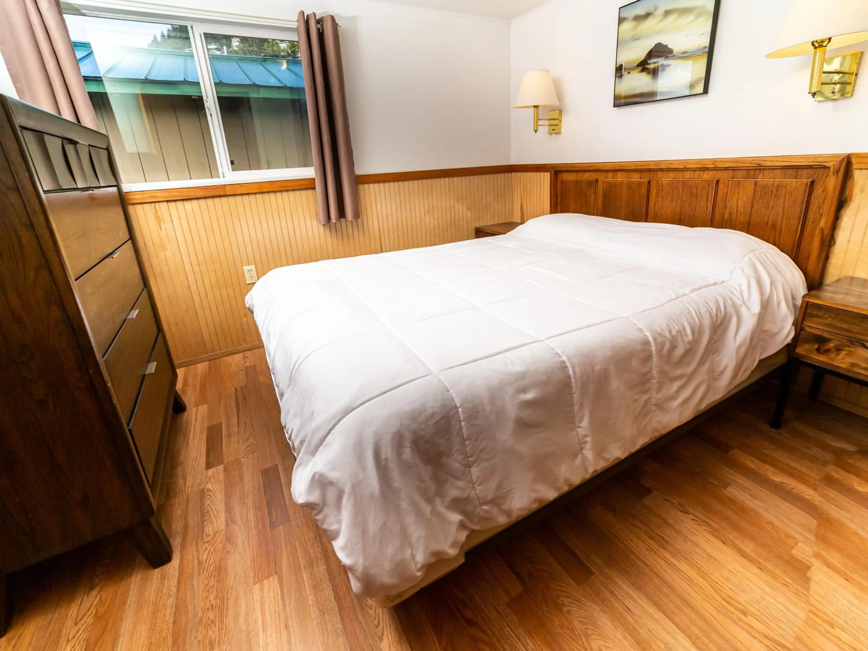 Bedroom, Bed in Oceanside Ocean Front Cabins