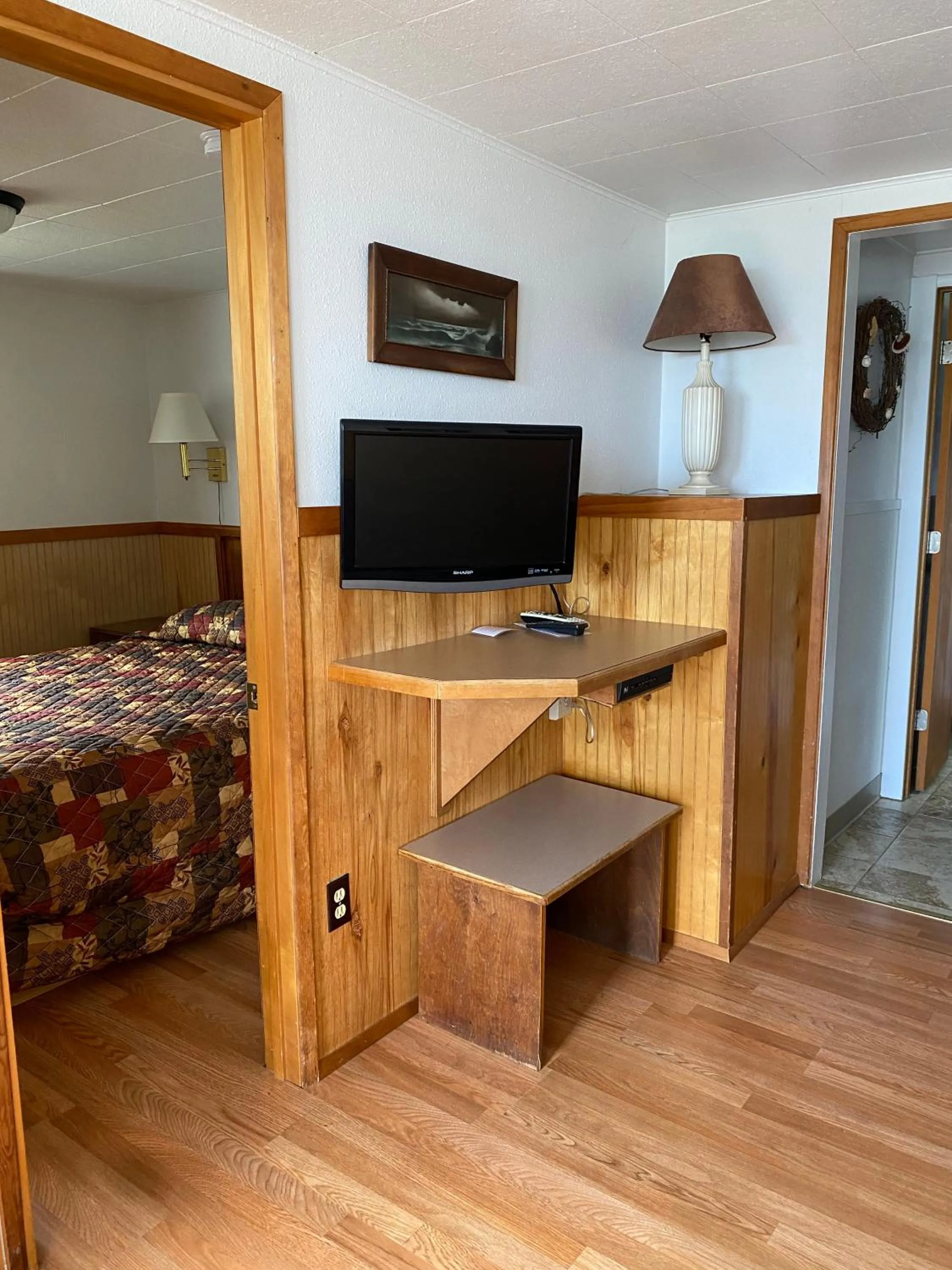 TV and multimedia in Oceanside Ocean Front Cabins