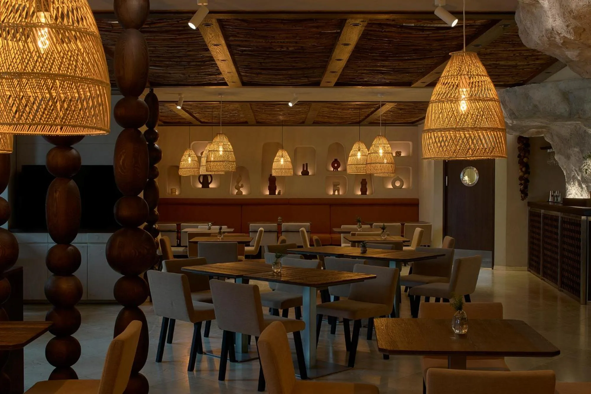 Restaurant/places to eat in Mana Suites & Sea SPA