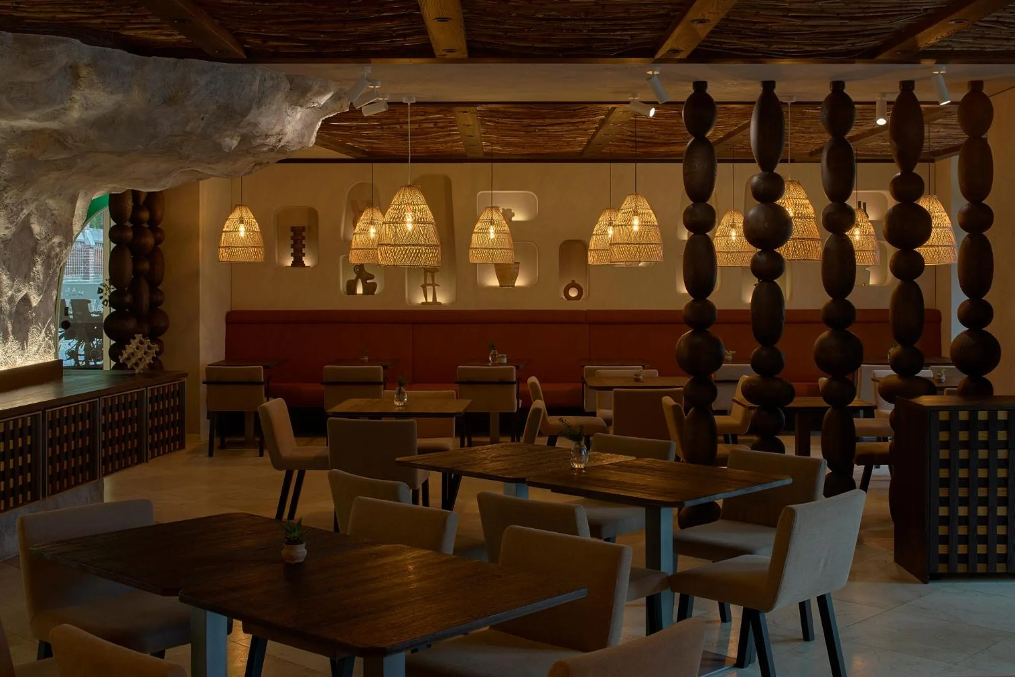 Restaurant/places to eat in Mana Suites & Sea SPA