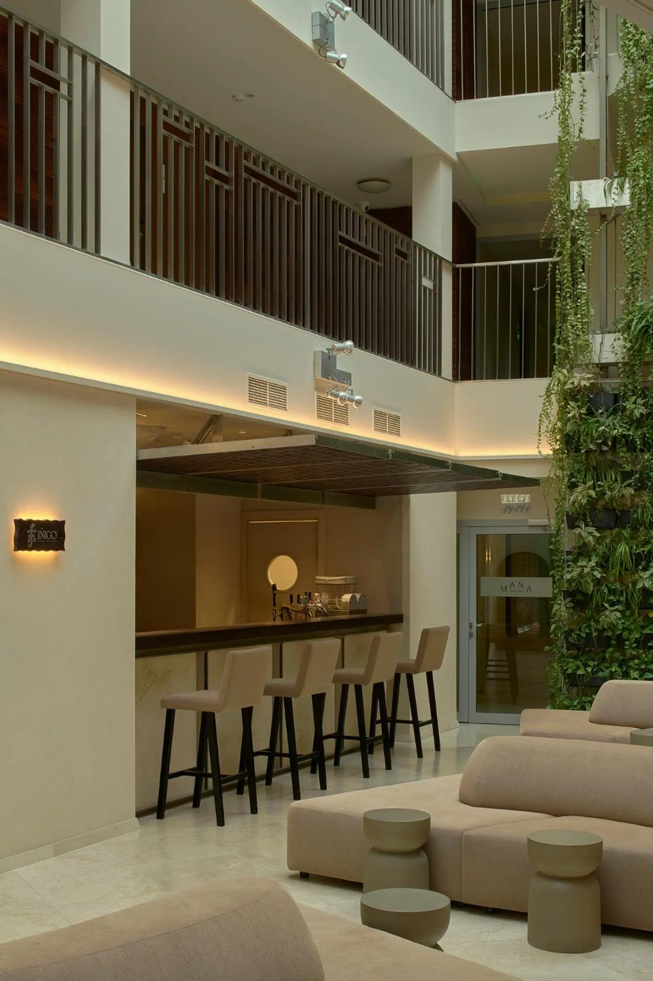 Restaurant/places to eat in Mana Suites & Sea SPA