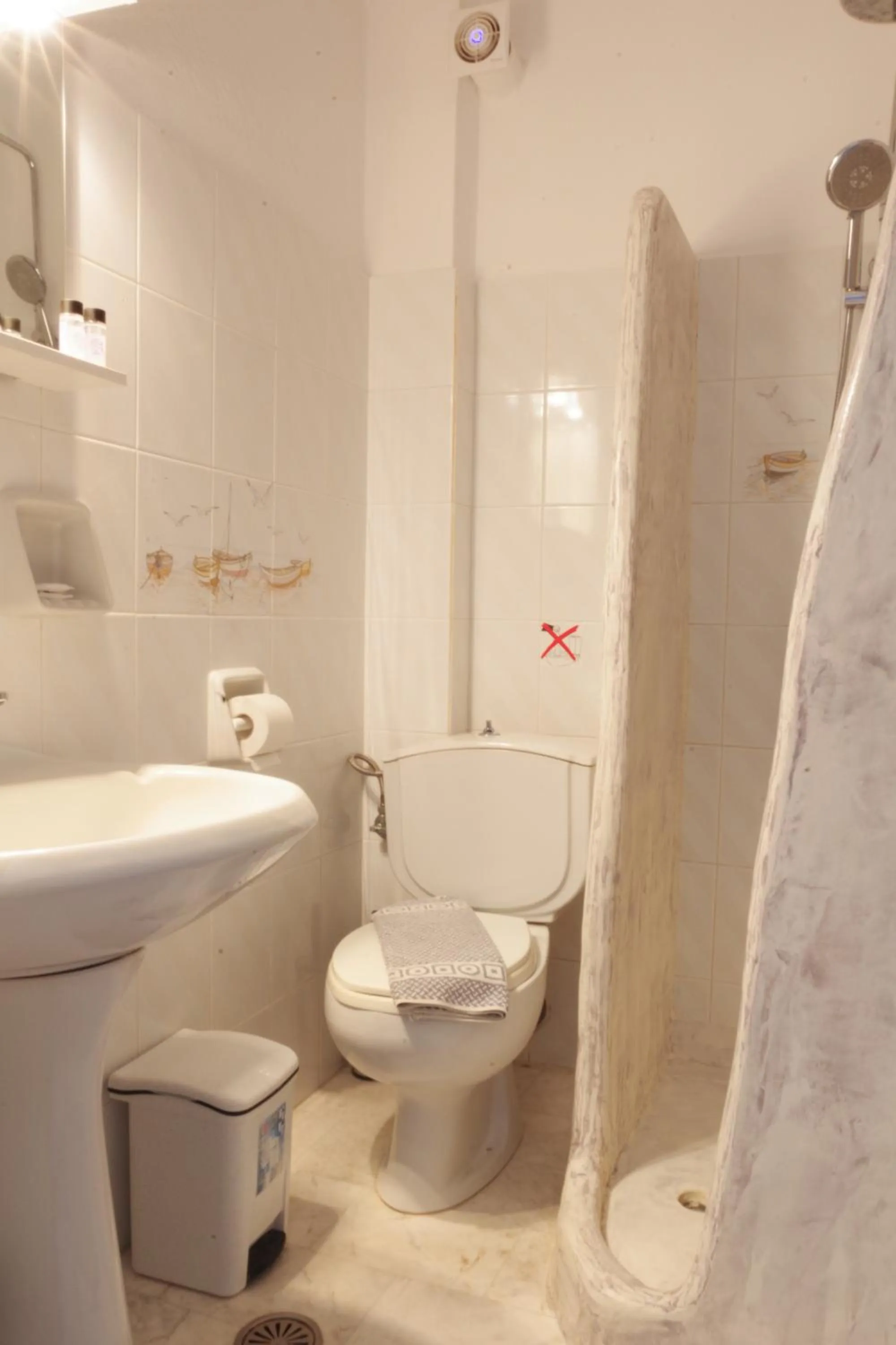 Shower in HOTEL MOHITERO