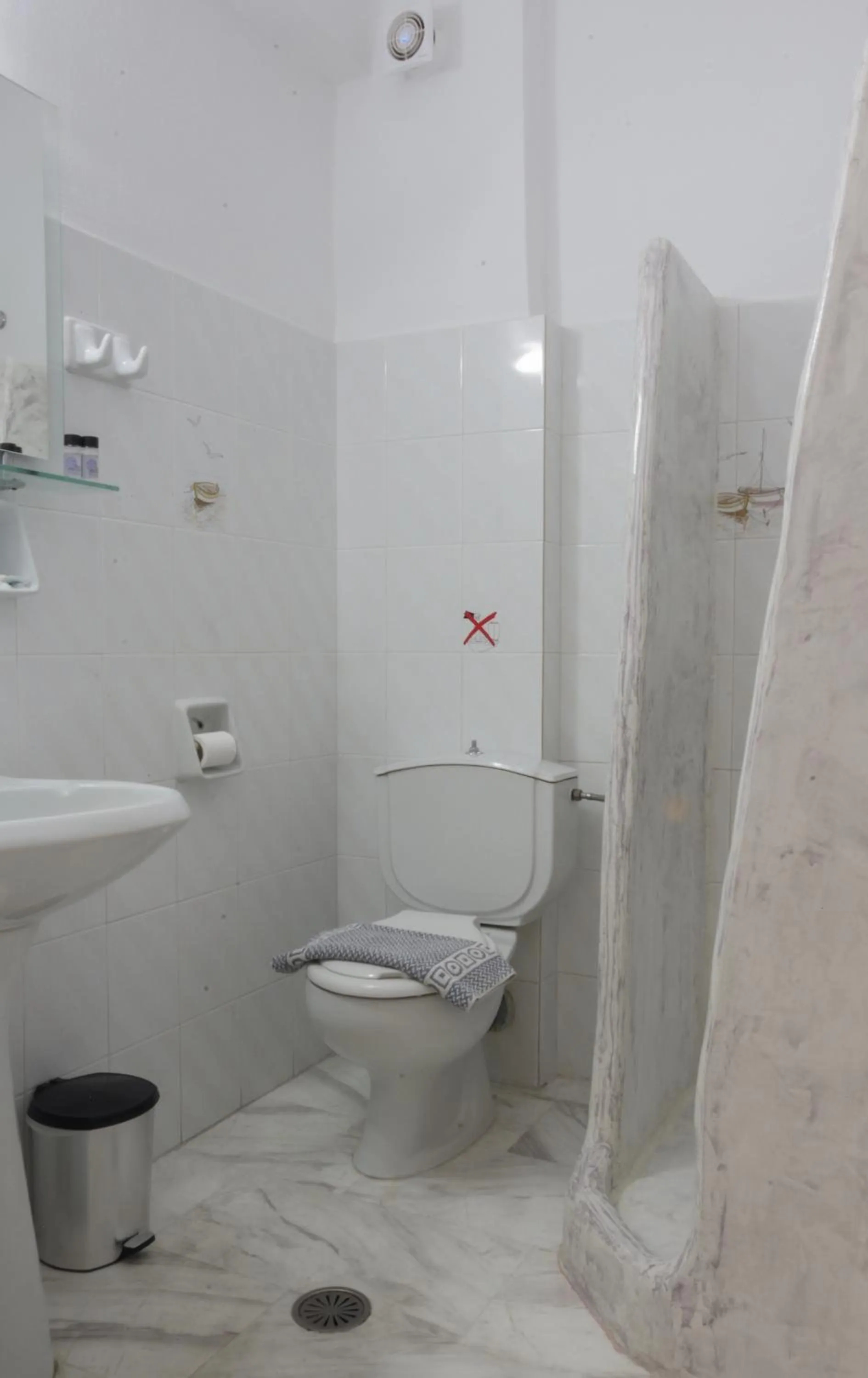 Shower in HOTEL MOHITERO