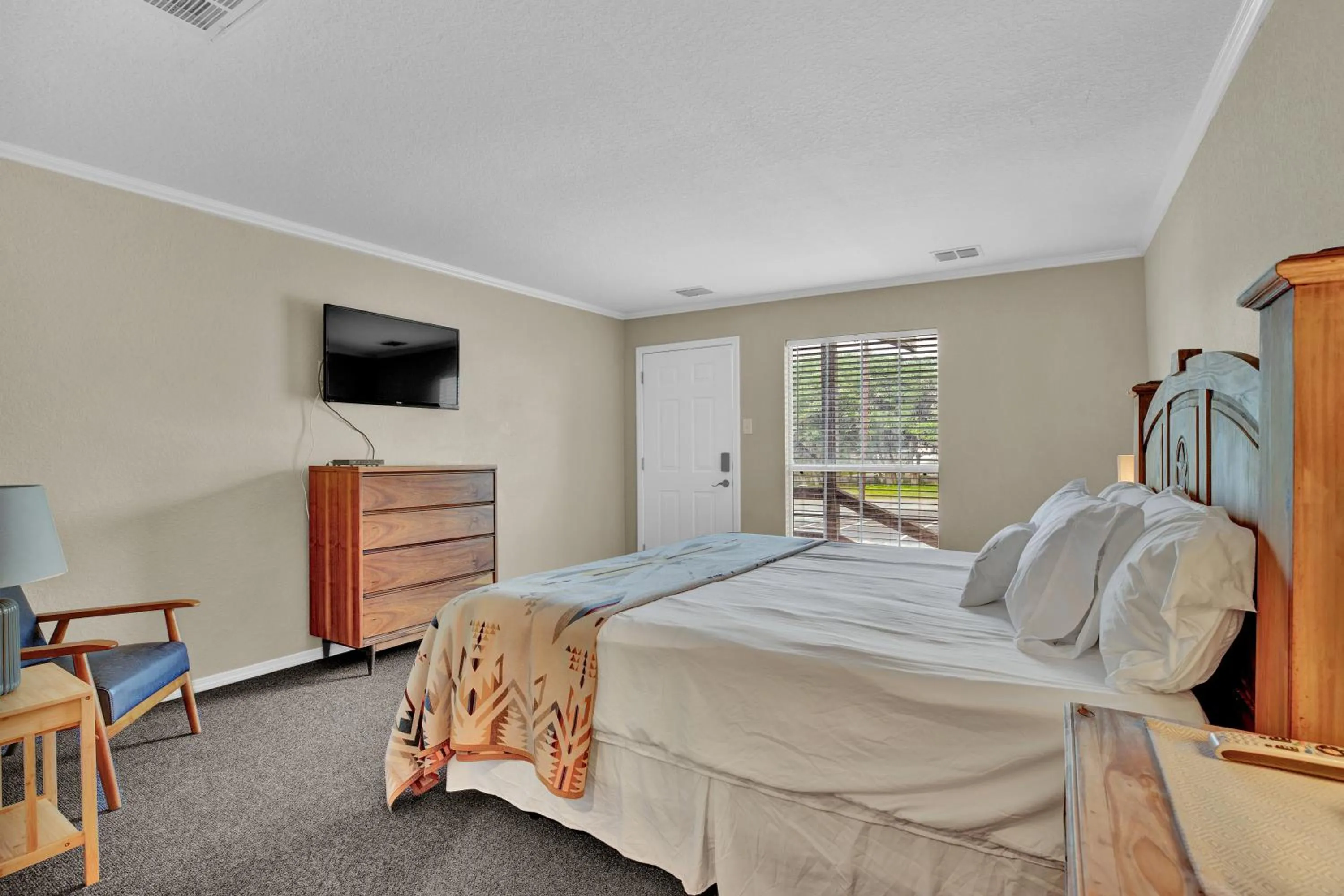 Bed in Maven's Inn & Grill