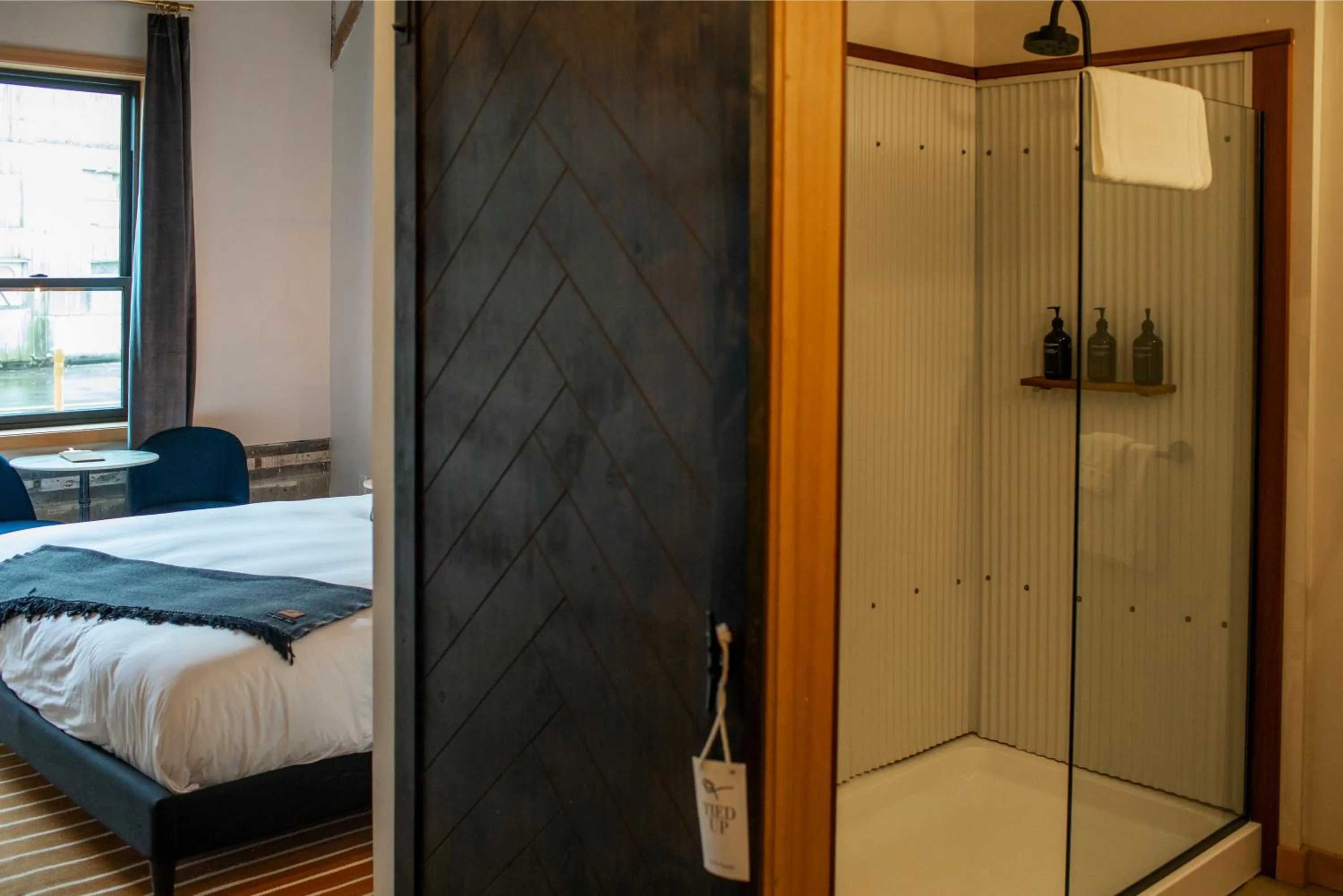 Shower, Bed in Bowline Hotel