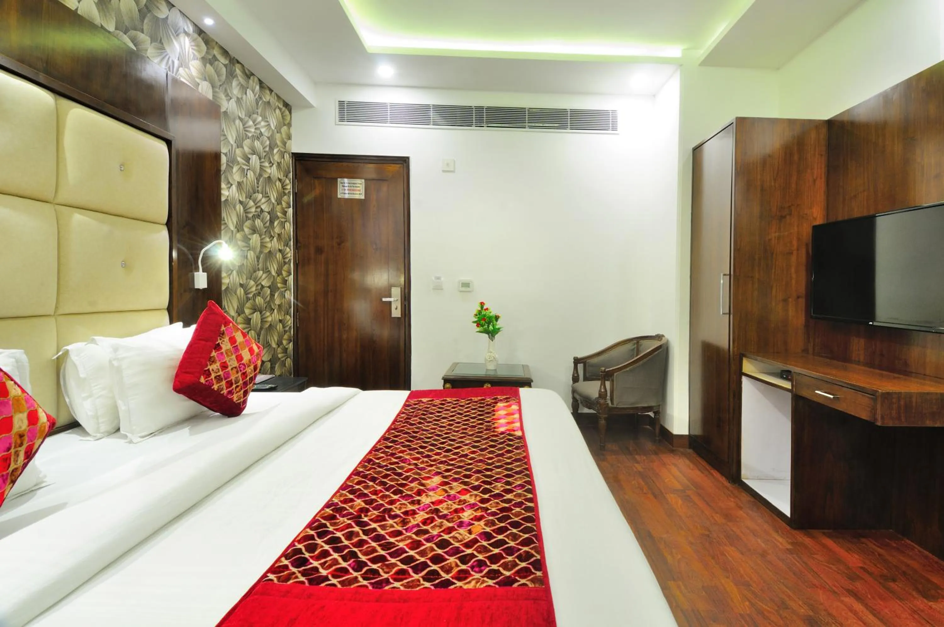 Communal lounge/ TV room, Bed in The Yuvraj By LIVIQ