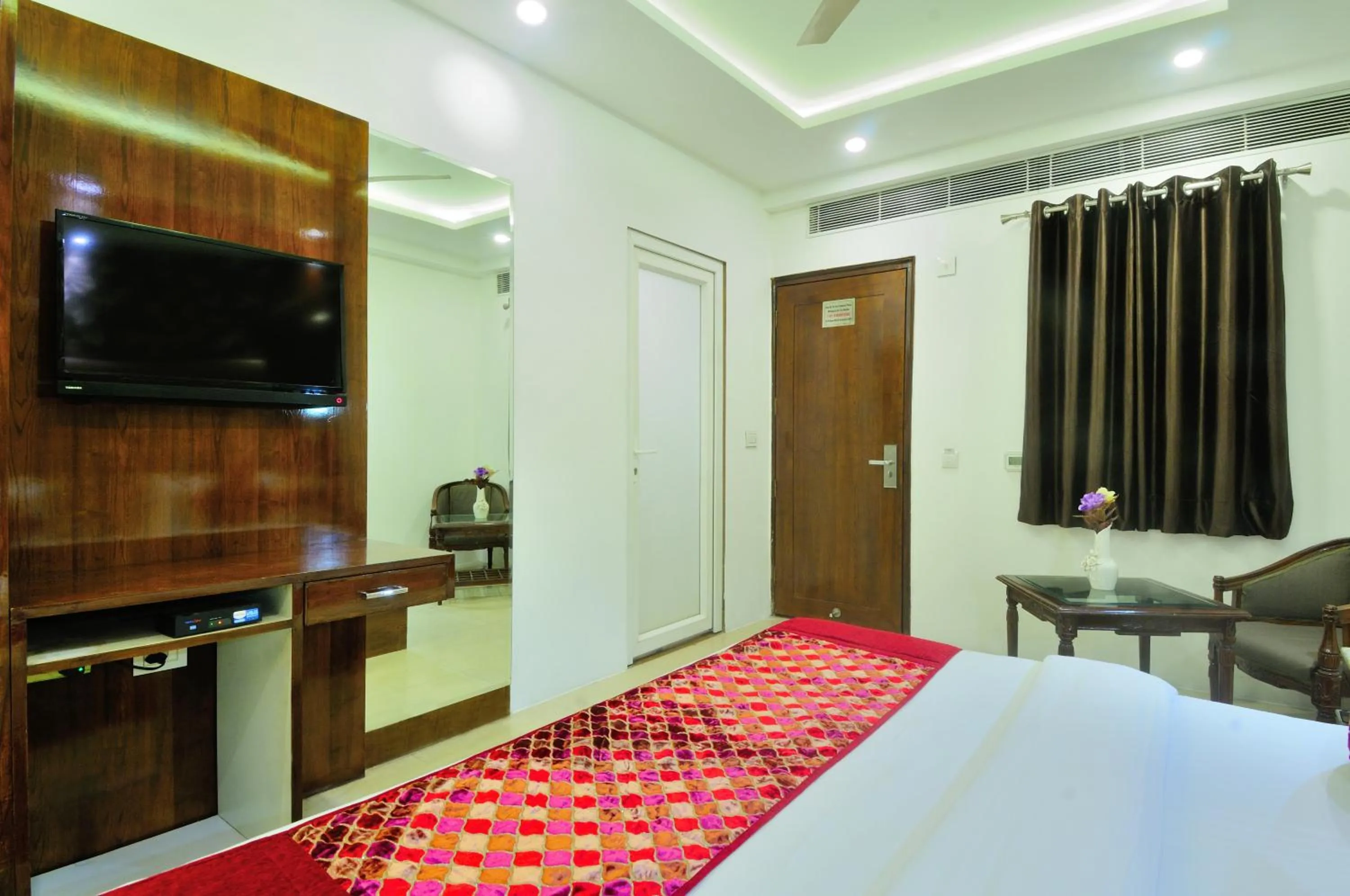 Communal lounge/ TV room, Bed in The Yuvraj By LIVIQ