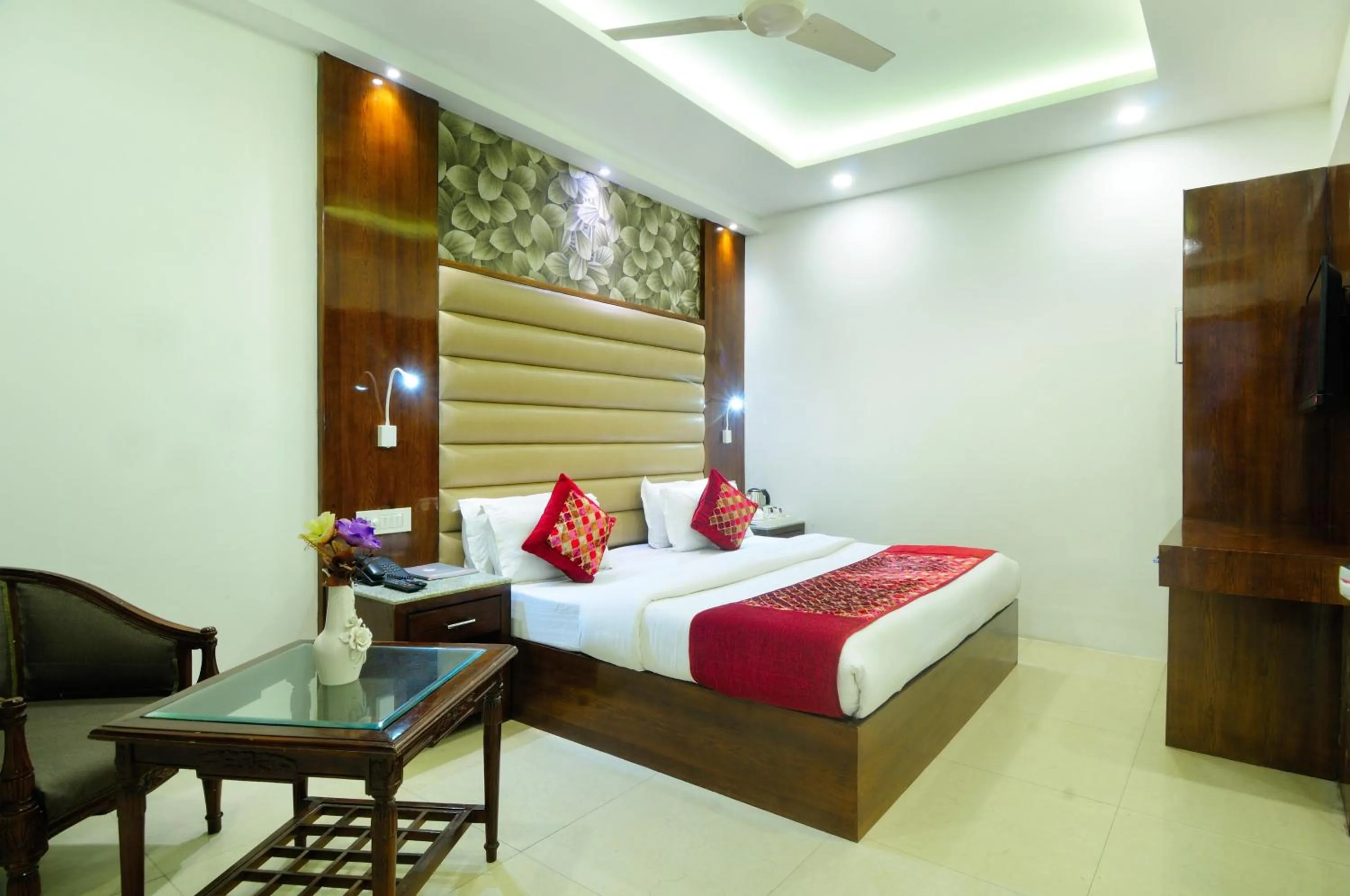 Bed in The Yuvraj By LIVIQ