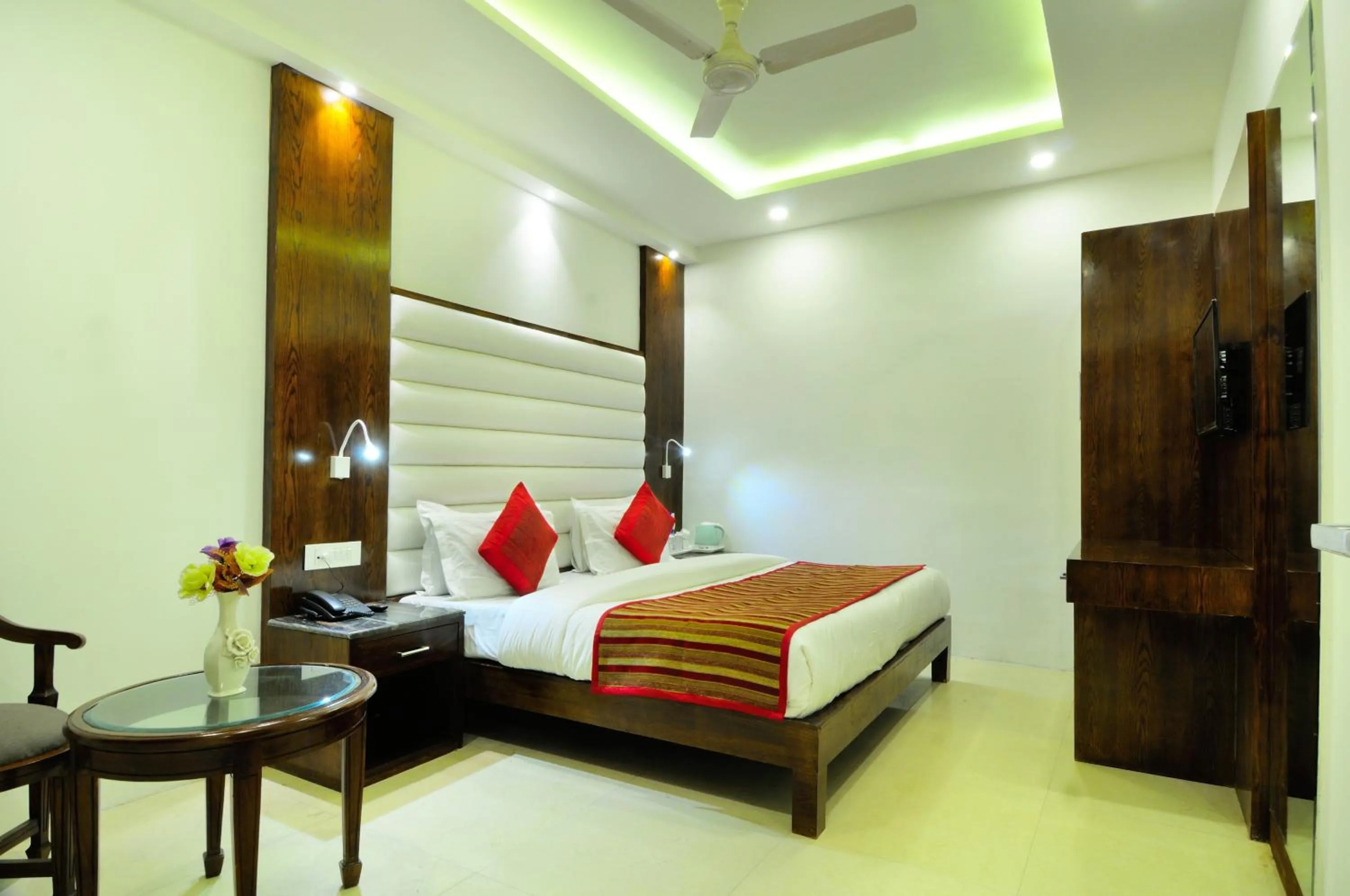 Bed in The Yuvraj By LIVIQ