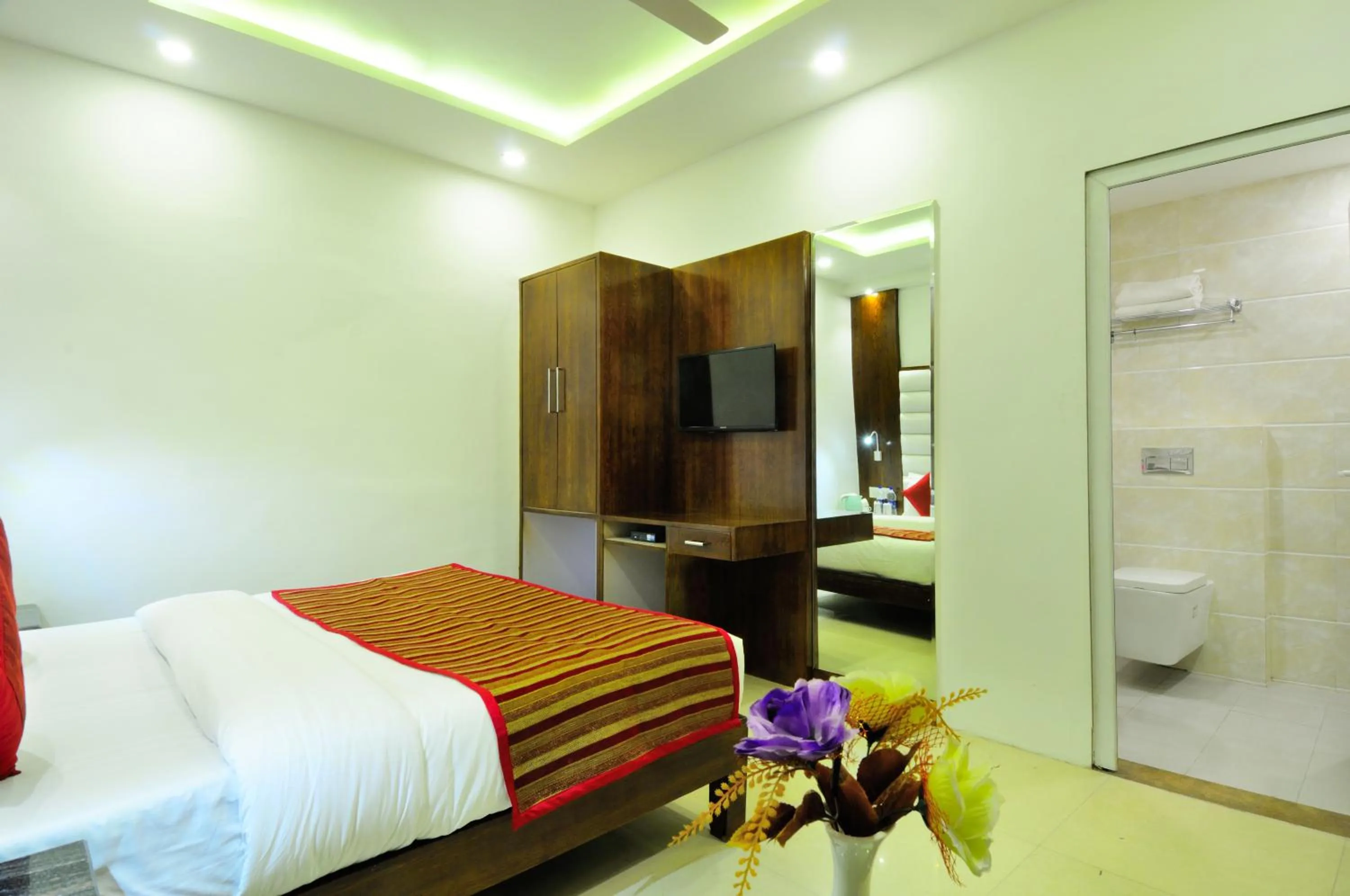Communal lounge/ TV room, Bed in The Yuvraj By LIVIQ