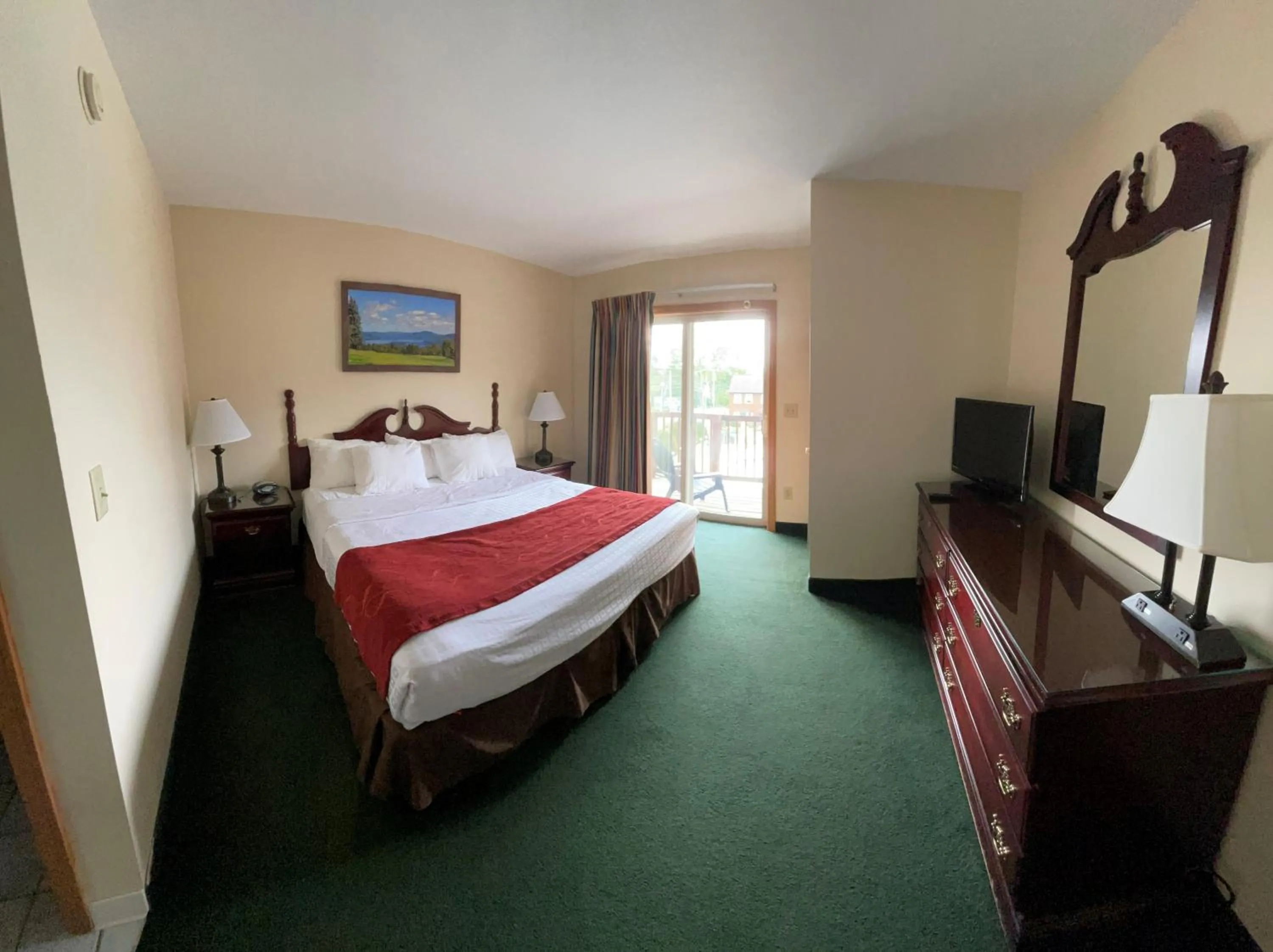 Bed in Mohican Resort Motel, Conveniently located to all Lake George attractions