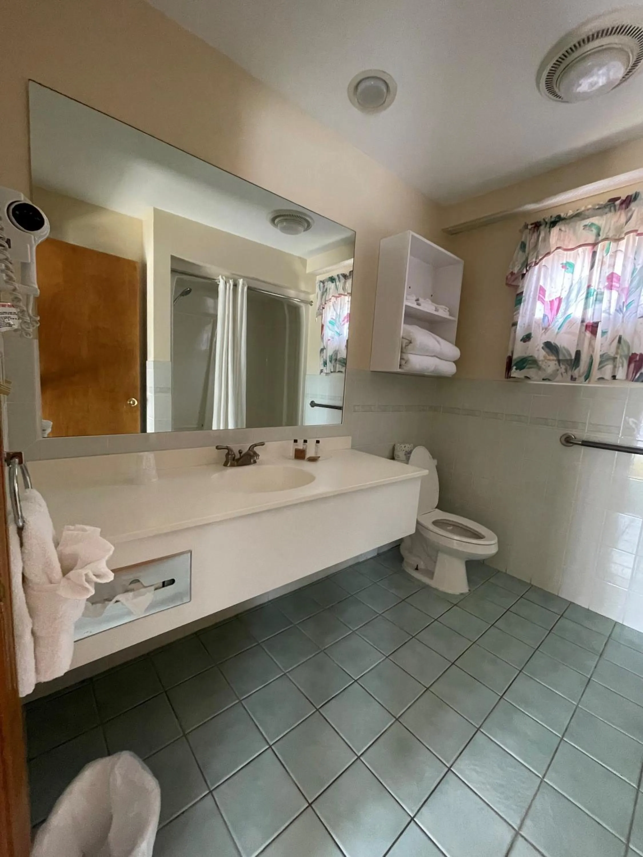 Bathroom in Mohican Resort Motel, Conveniently located to all Lake George attractions