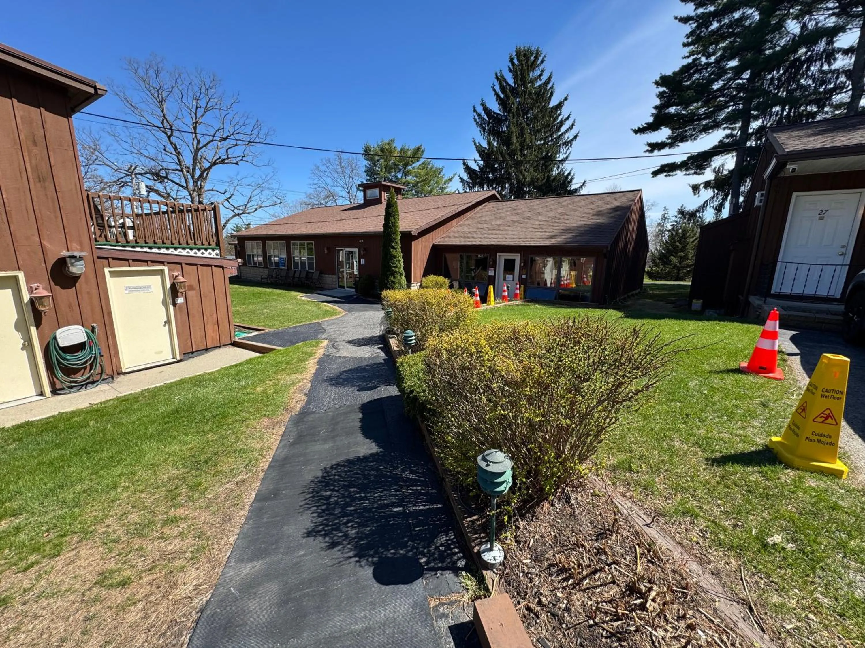 Mohican Resort Motel, Conveniently located to all Lake George attractions