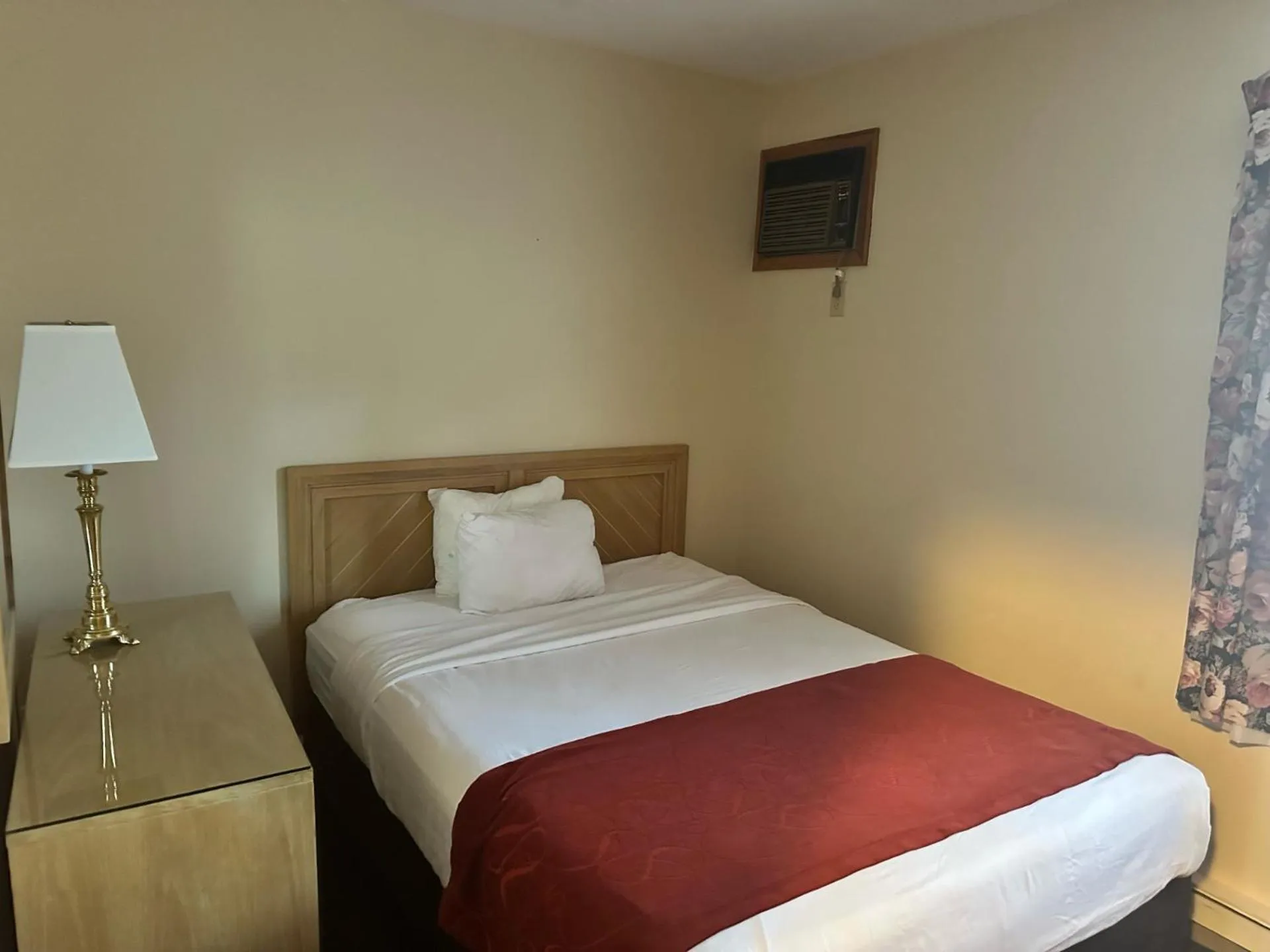 Bed in Mohican Resort Motel, Conveniently located to all Lake George attractions