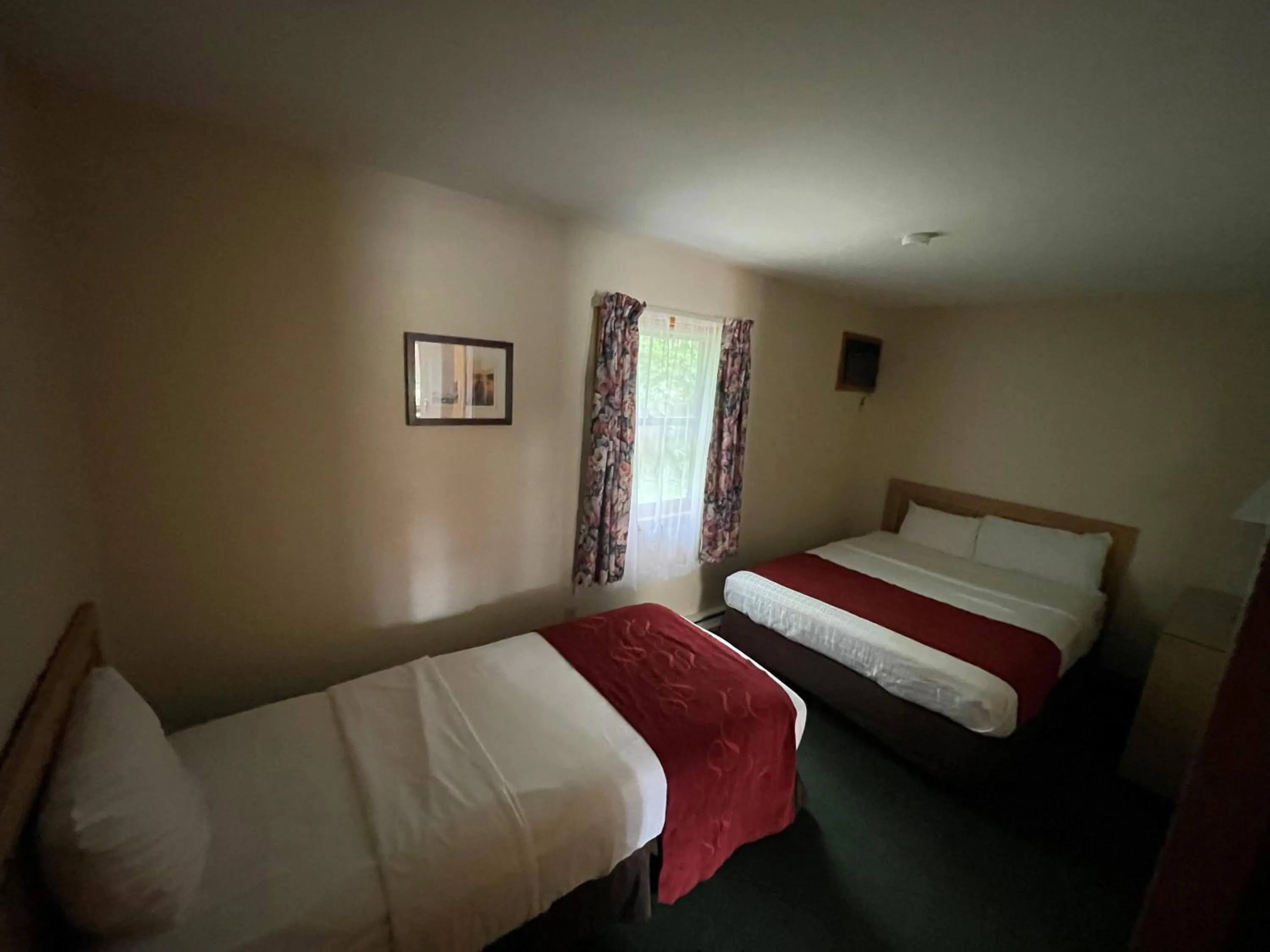 Bed in Mohican Resort Motel, Conveniently located to all Lake George attractions