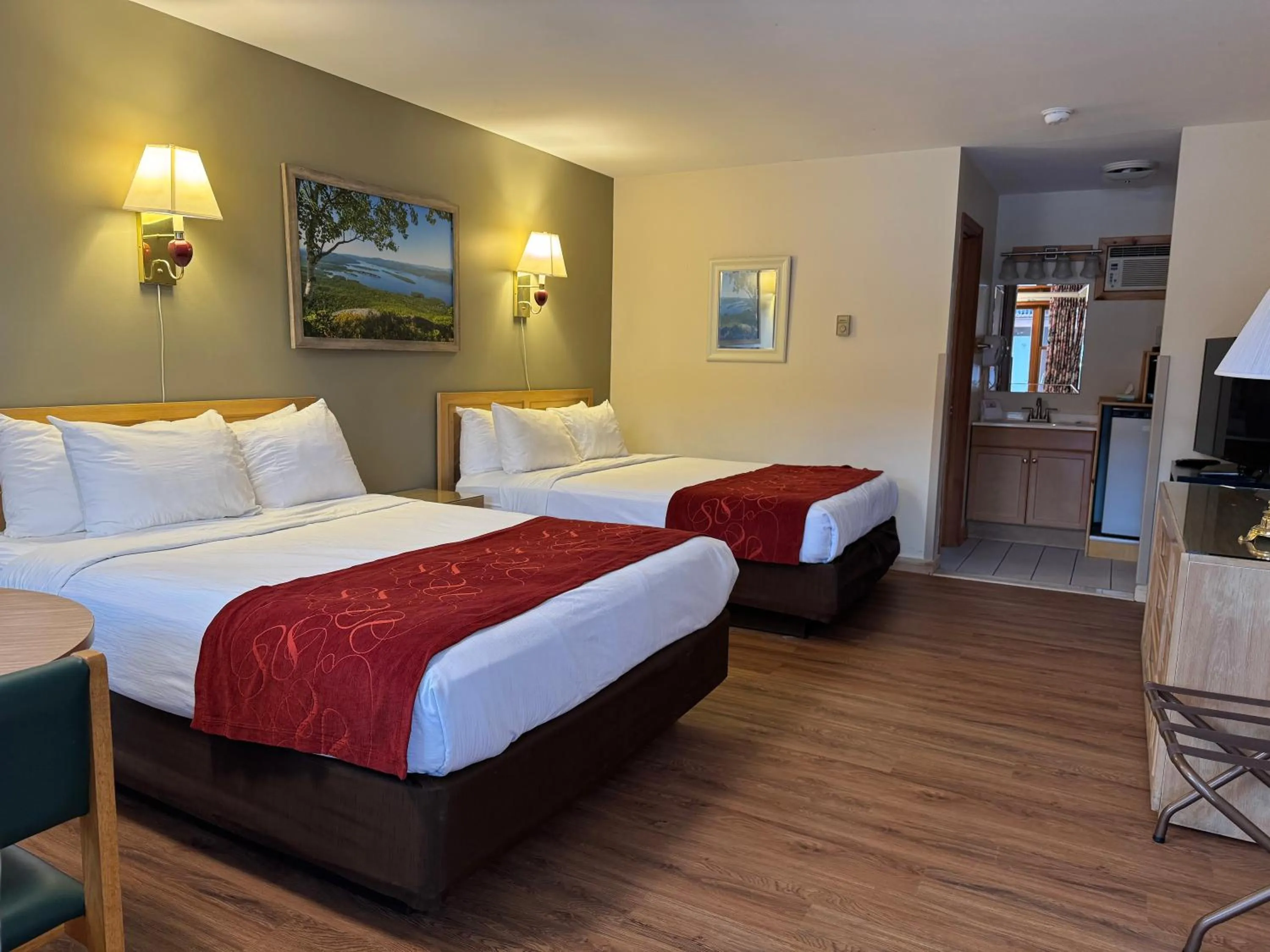 Bed in Mohican Resort Motel, Conveniently located to all Lake George attractions