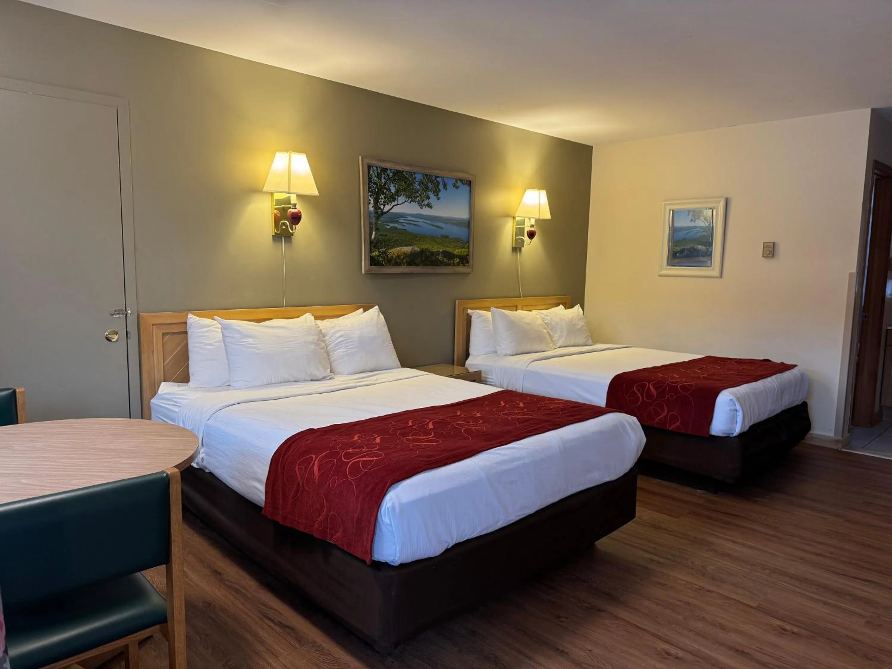 Bed in Mohican Resort Motel, Conveniently located to all Lake George attractions