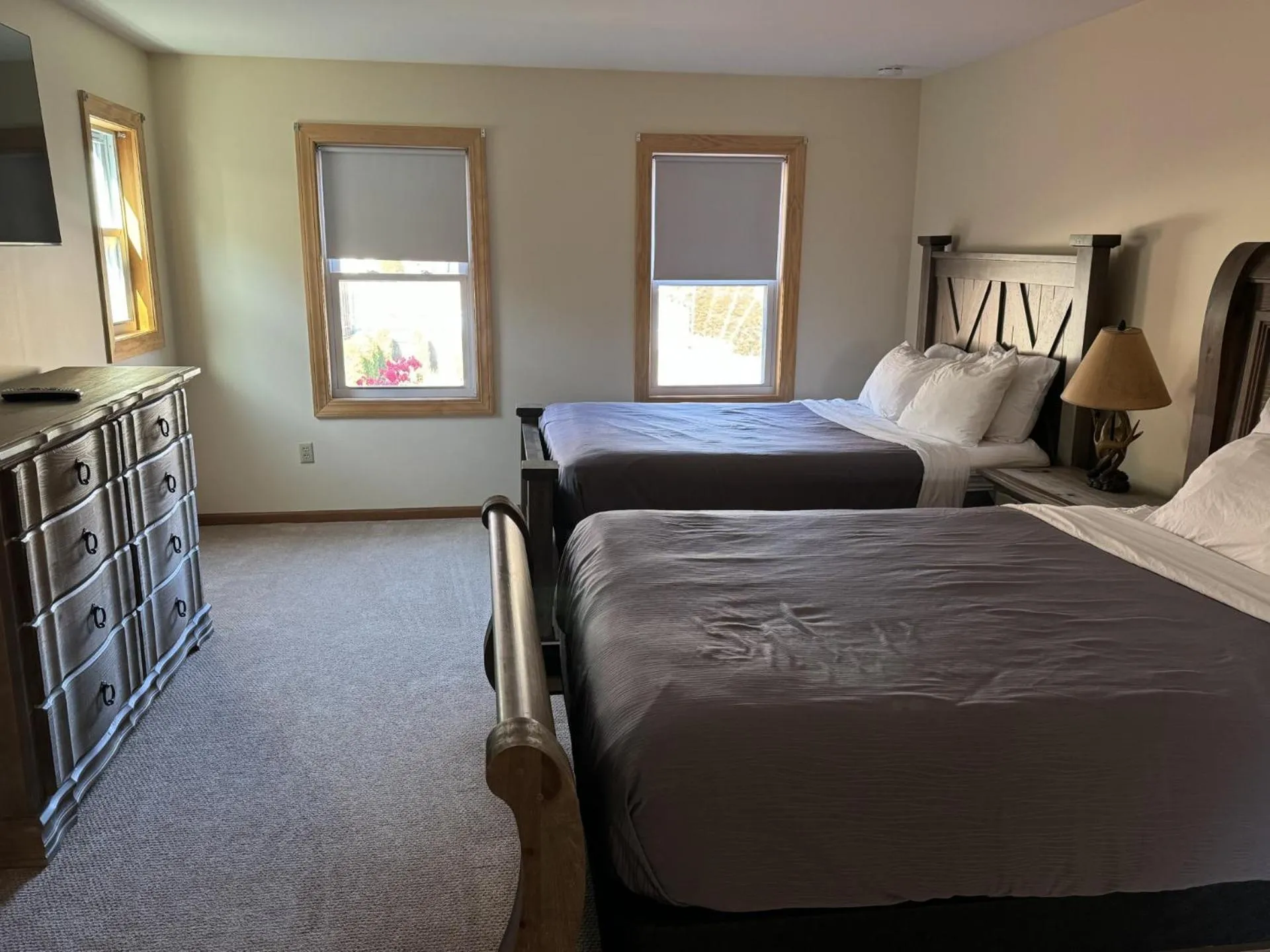 Bed in Mohican Resort Motel, Conveniently located to all Lake George attractions