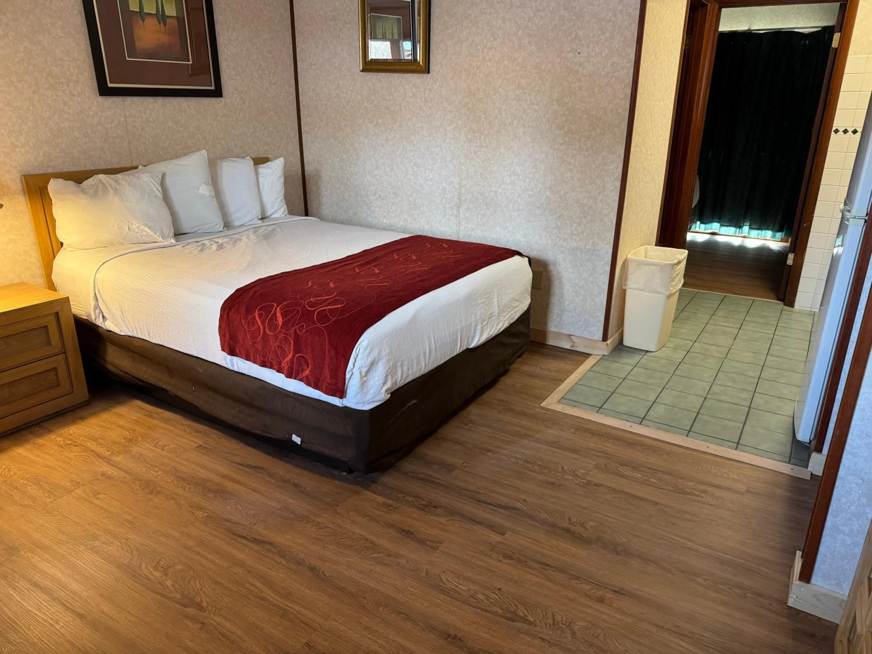 Bed in Mohican Resort Motel, Conveniently located to all Lake George attractions
