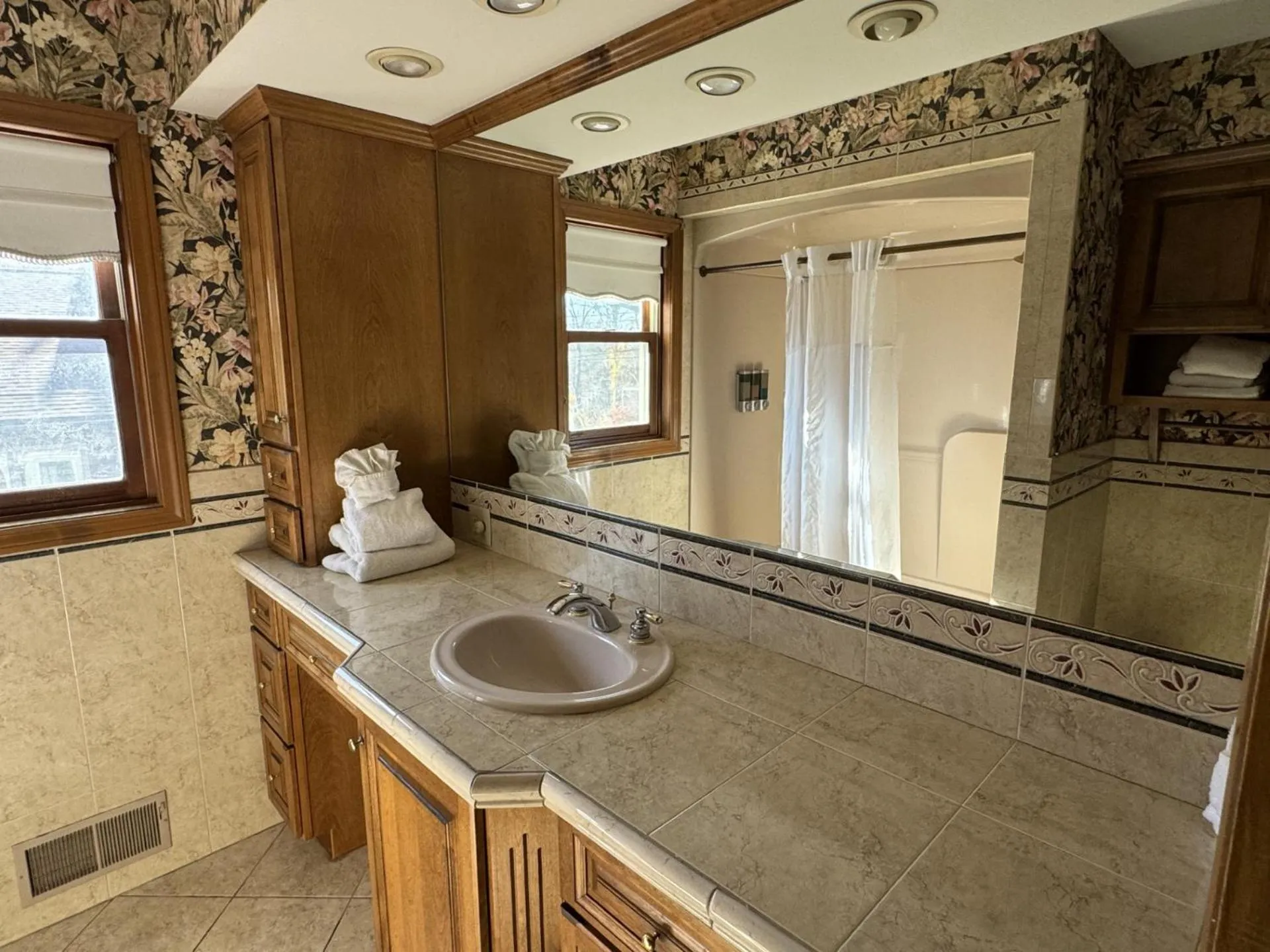 Mohican Resort Motel, Conveniently located to all Lake George attractions