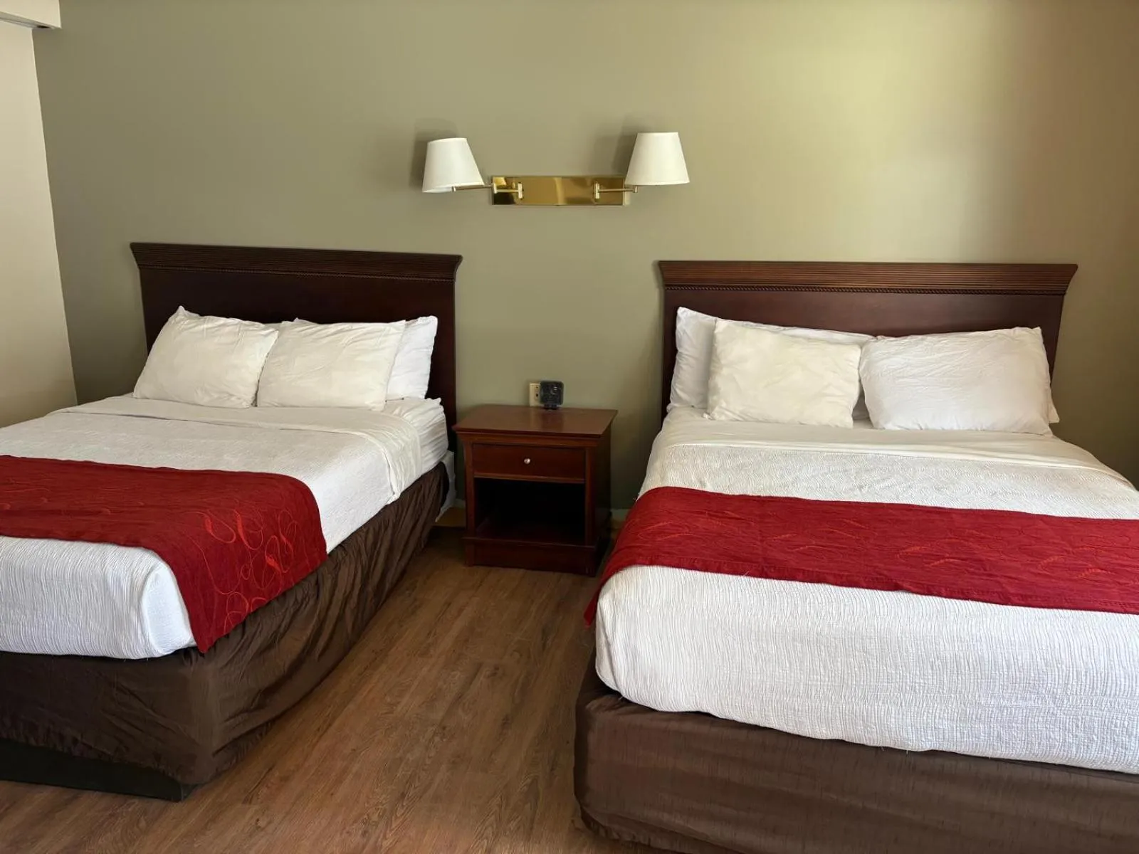 Bed in Mohican Resort Motel, Conveniently located to all Lake George attractions