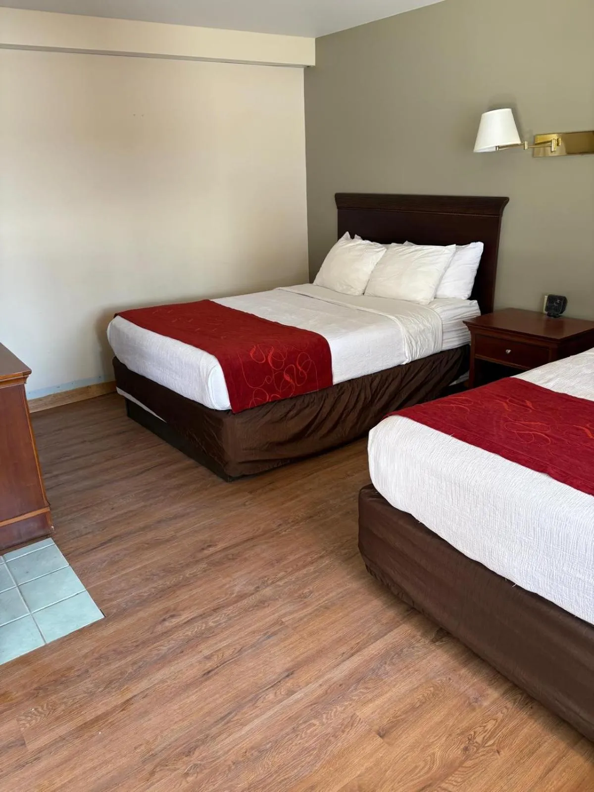 Bed in Mohican Resort Motel, Conveniently located to all Lake George attractions