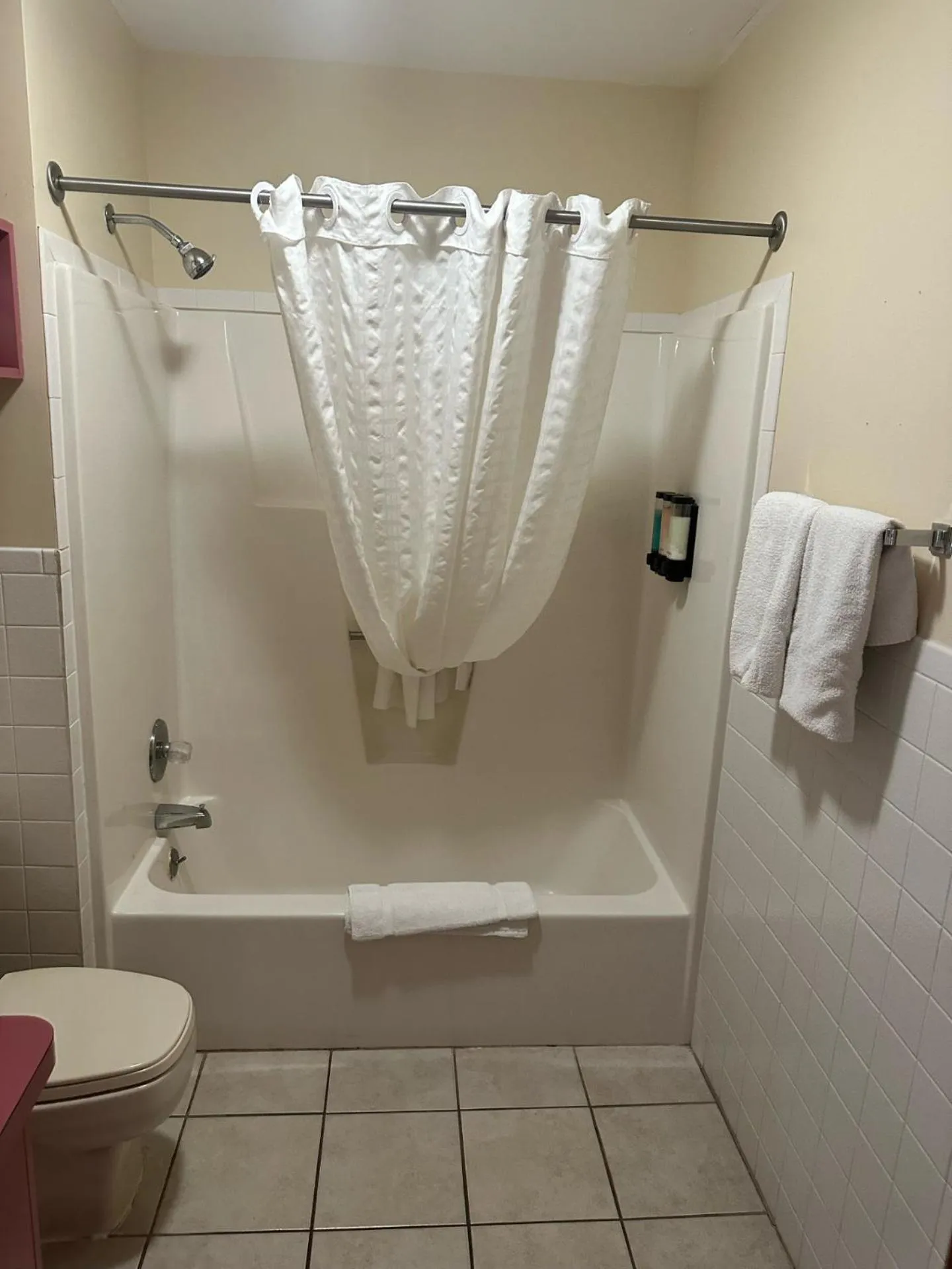 Mohican Resort Motel, Conveniently located to all Lake George attractions